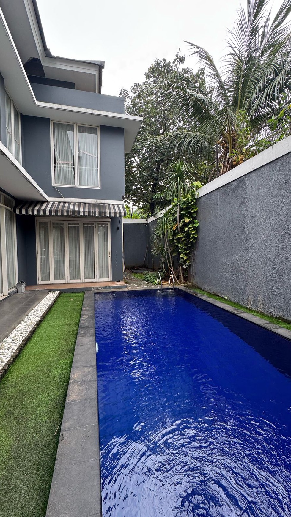Di Sewa Rumah Cantik 2 Lantai dengan Desain Mewah dan Strategis @Jakarta Selatan