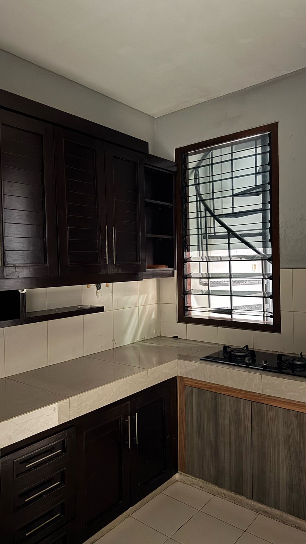Di Sewa Rumah Cantik 2 Lantai dengan Desain Mewah dan Strategis @Jakarta Selatan