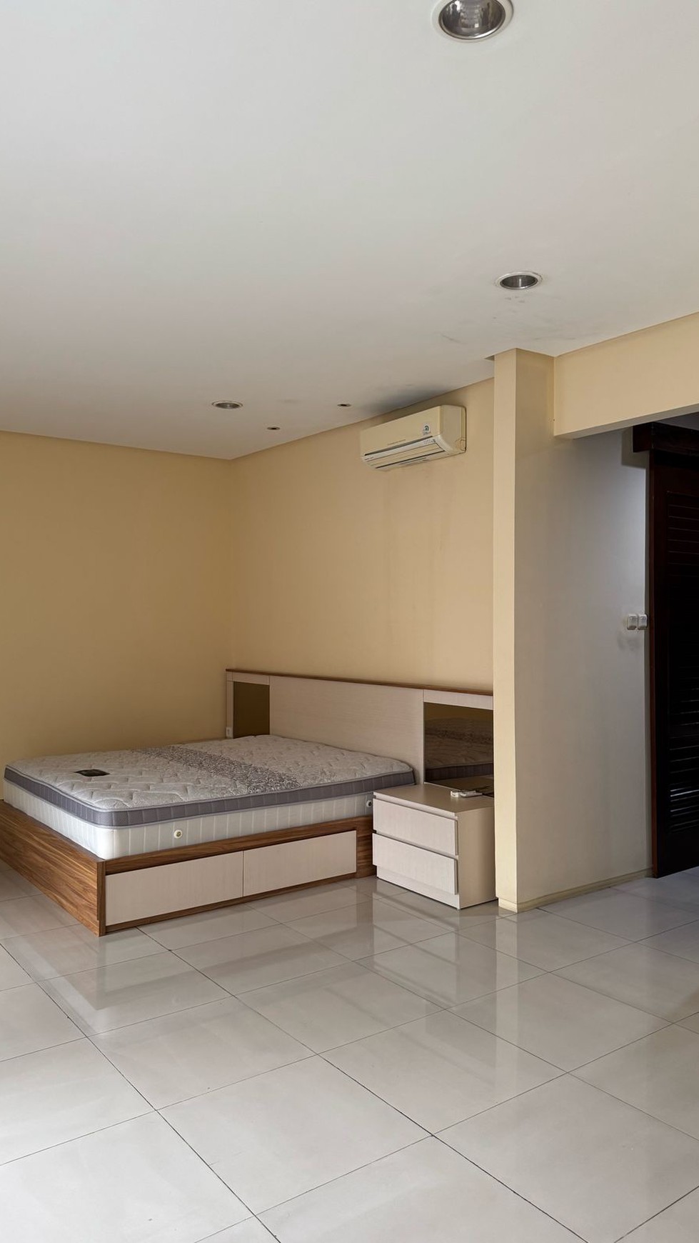 Di Sewa Rumah Cantik 2 Lantai dengan Desain Mewah dan Strategis @Jakarta Selatan