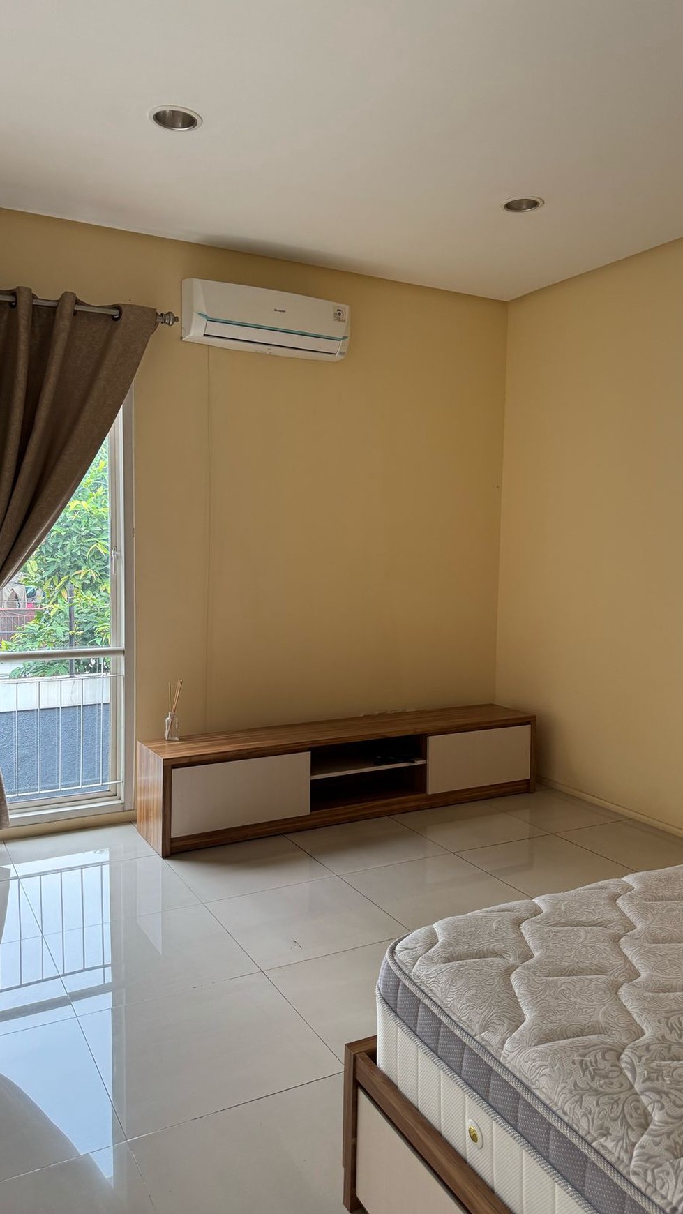 Di Sewa Rumah Cantik 2 Lantai dengan Desain Mewah dan Strategis @Jakarta Selatan