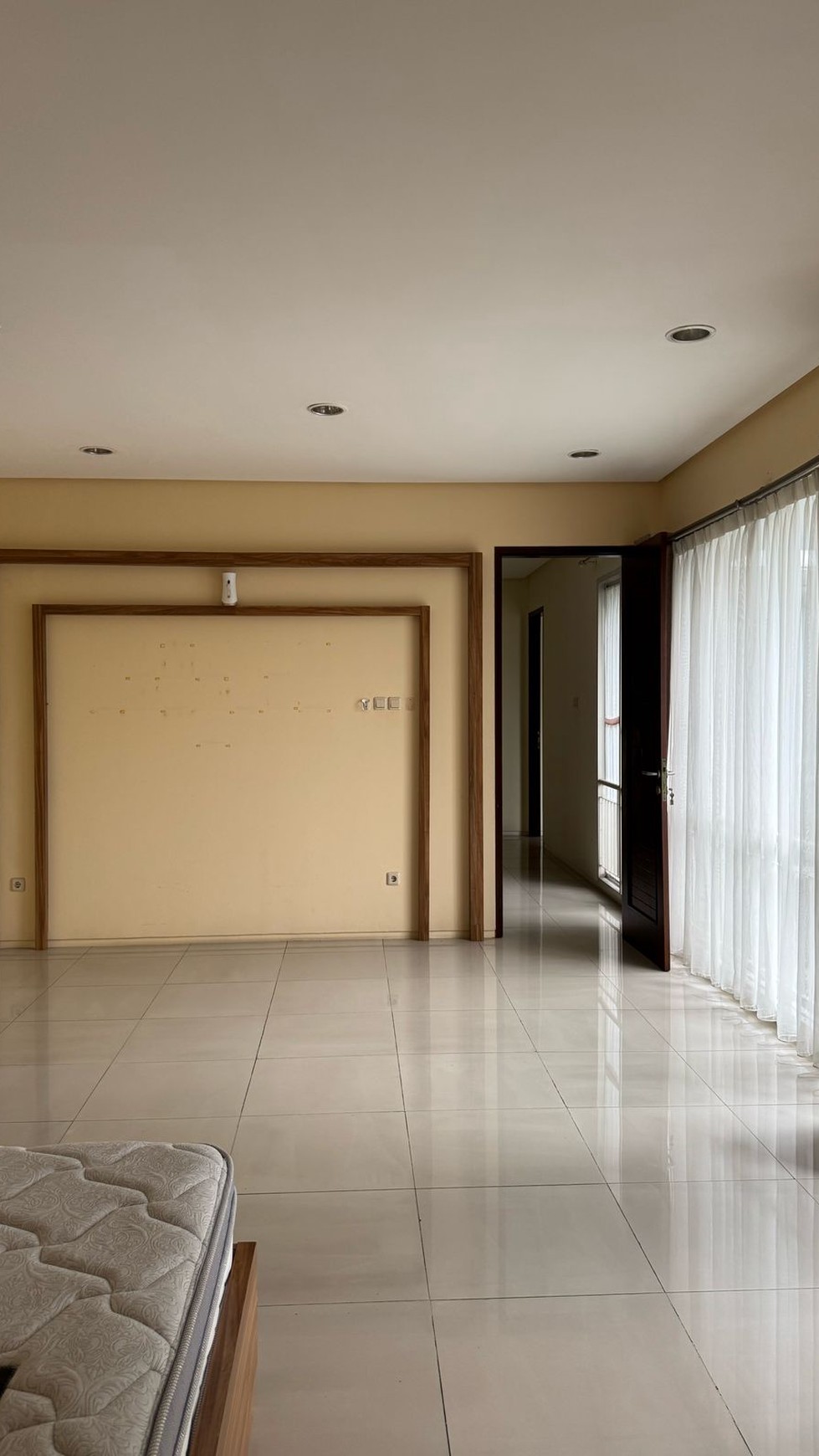 Di Sewa Rumah Cantik 2 Lantai dengan Desain Mewah dan Strategis @Jakarta Selatan