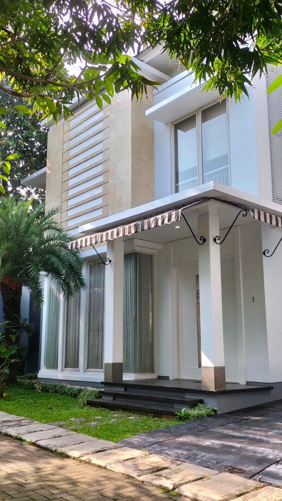 Di Sewa Rumah Cantik 2 Lantai dengan Desain Mewah dan Strategis @Jakarta Selatan