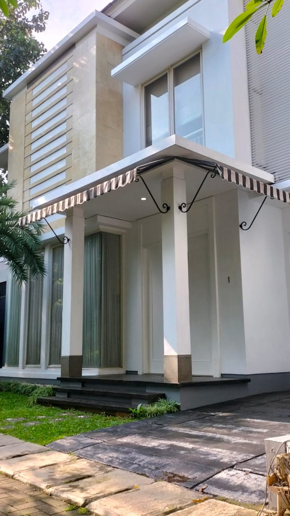 Di Sewa Rumah Cantik 2 Lantai dengan Desain Mewah dan Strategis @Jakarta Selatan