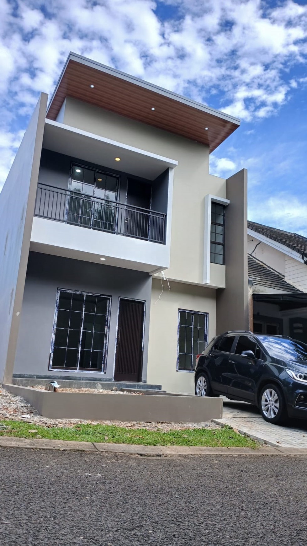 Rumah Baru di De Latinos BSD City dekat dengan stasiun KRL dijual dengan harga menarik