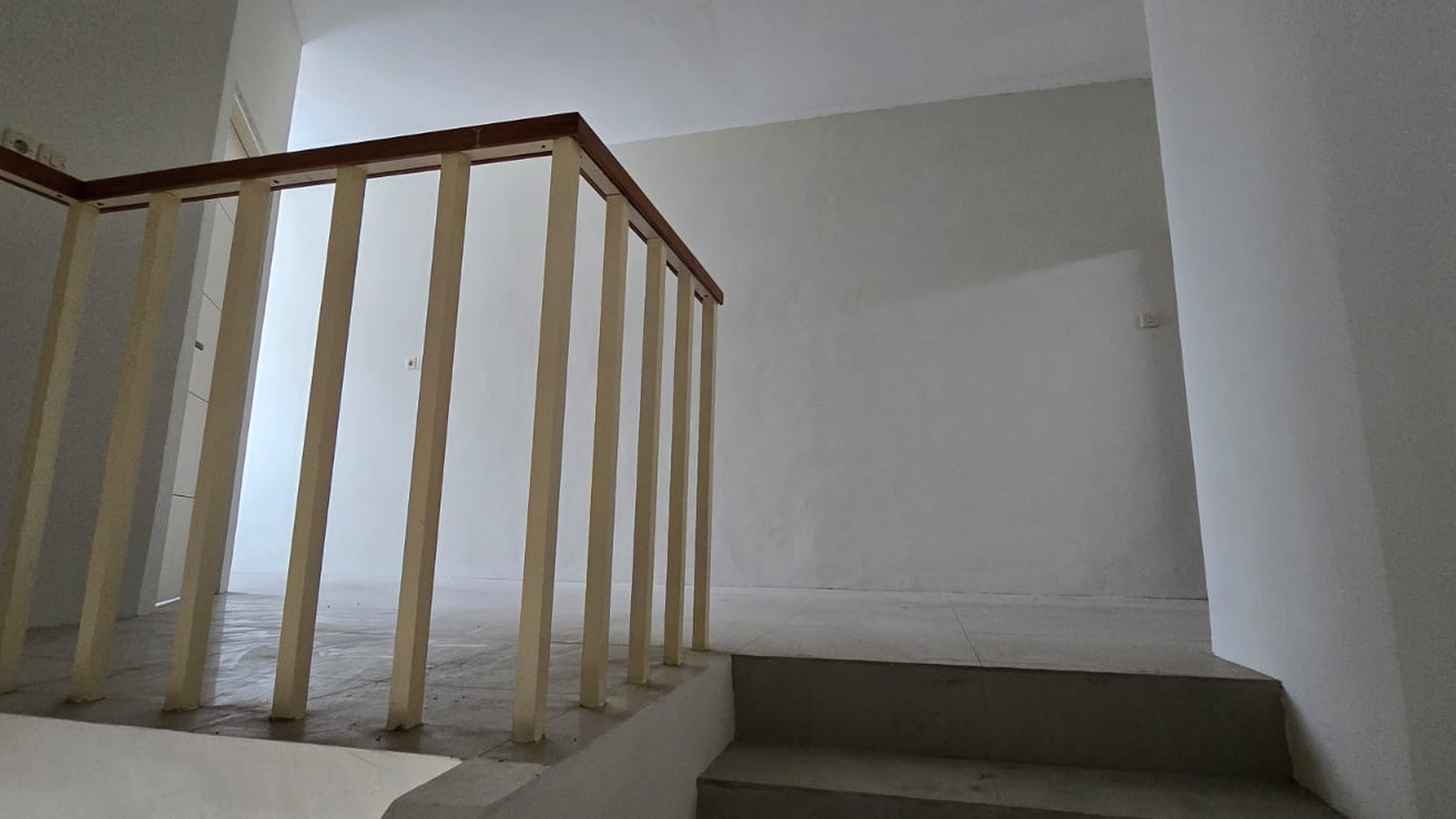 Rumah Murah di Medokan Ayu, 2 Lantai Siap Huni 