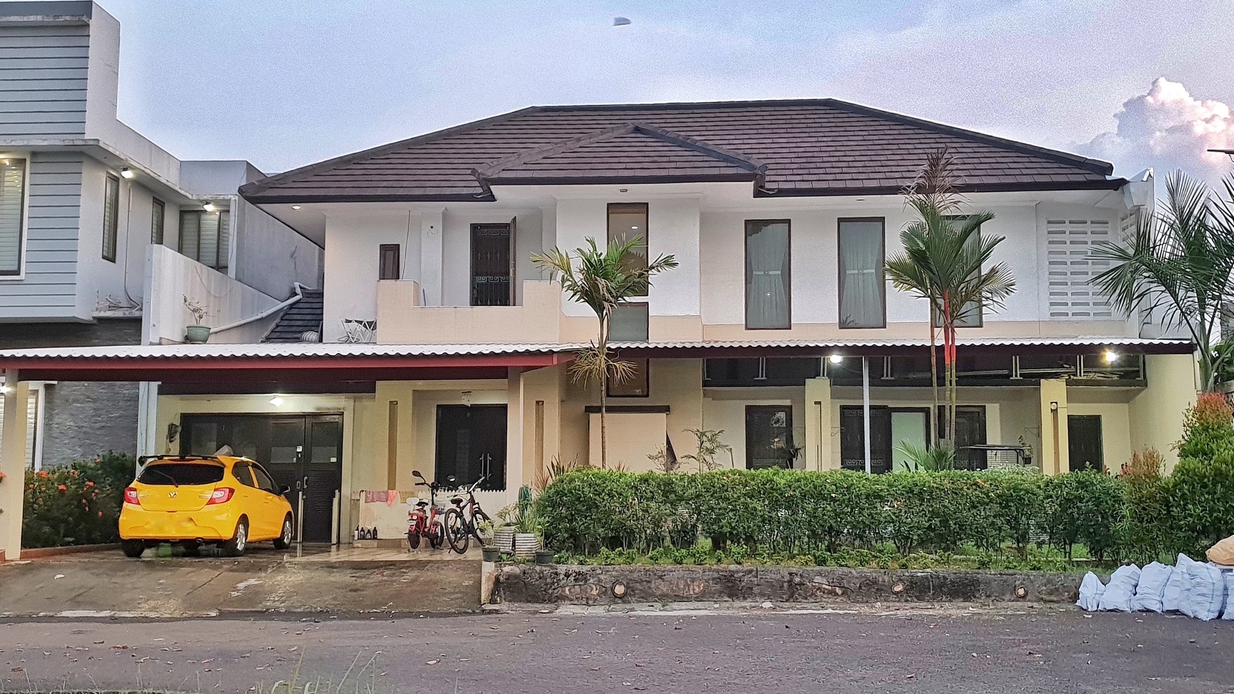 Rumah Luas 2 Lantai Siap Huni dan Cocok Untuk Kumpul Keluarga Besar