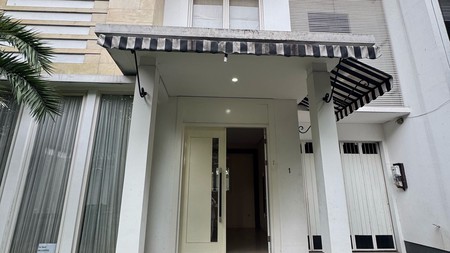 Di Sewa Rumah Cantik 2 Lantai dengan Desain Mewah dan Strategis @Jakarta Selatan