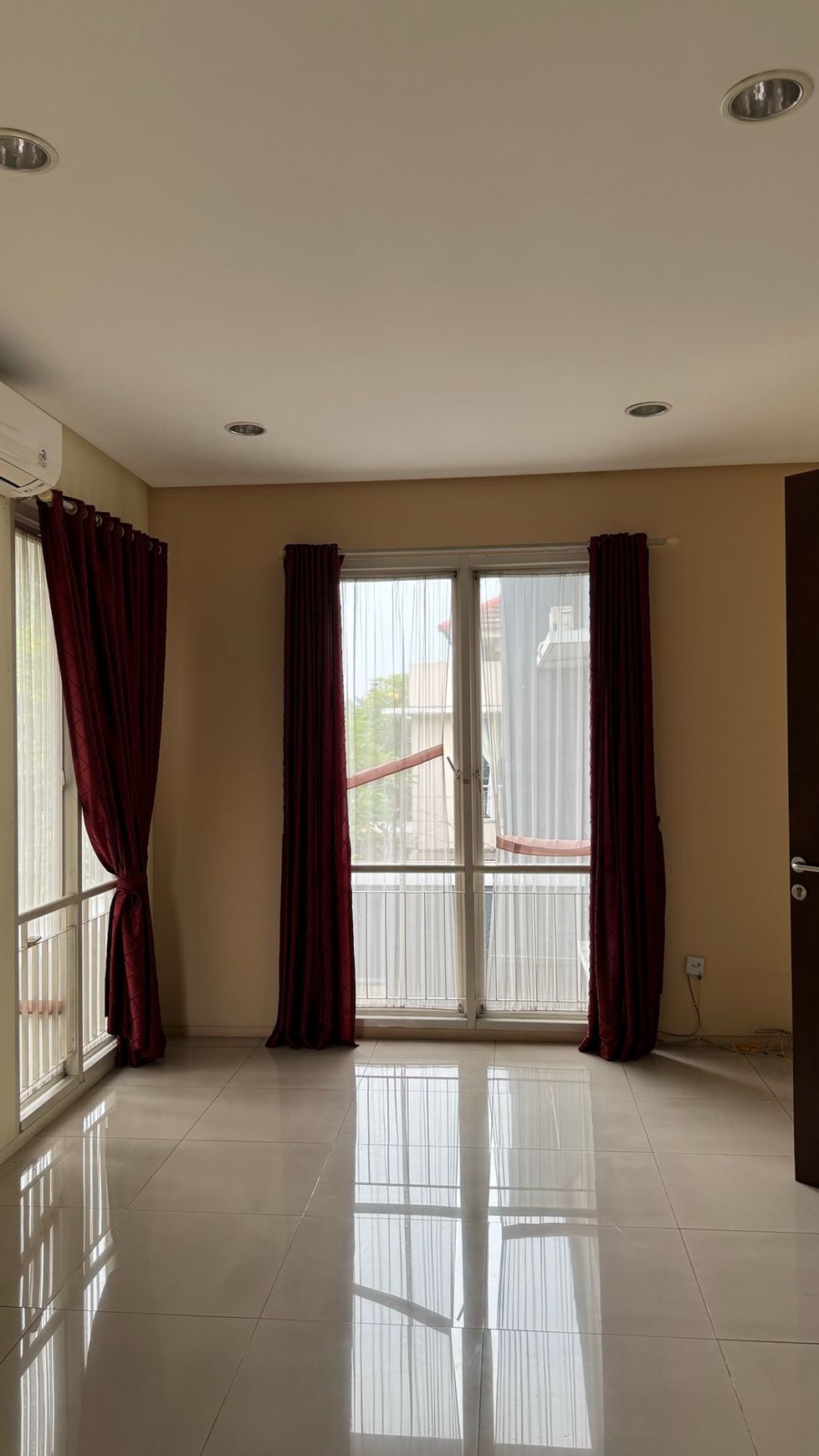 Di Sewa Rumah Cantik 2 Lantai dengan Desain Mewah dan Strategis @Jakarta Selatan