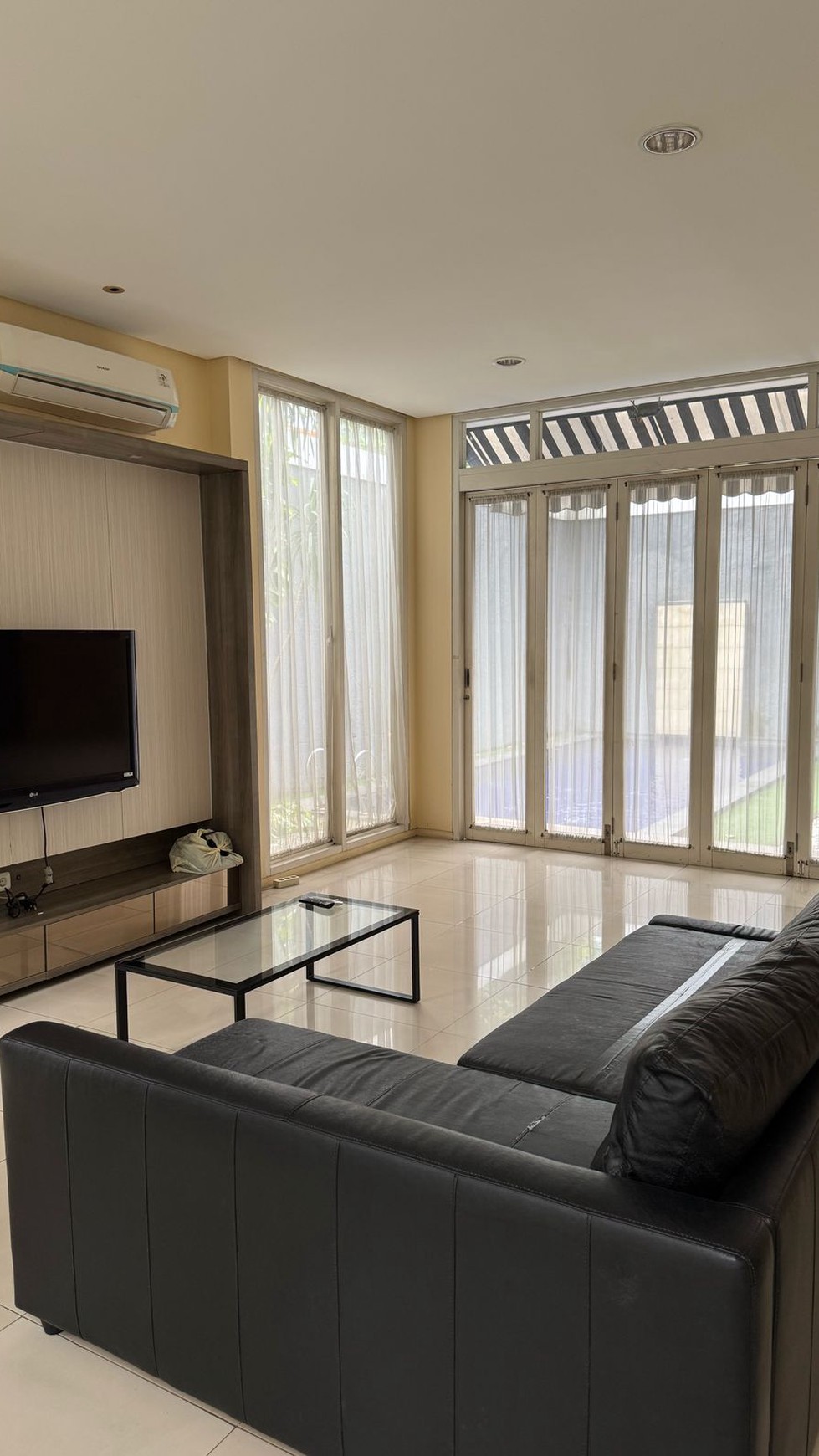 Di Sewa Rumah Cantik 2 Lantai dengan Desain Mewah dan Strategis @Jakarta Selatan