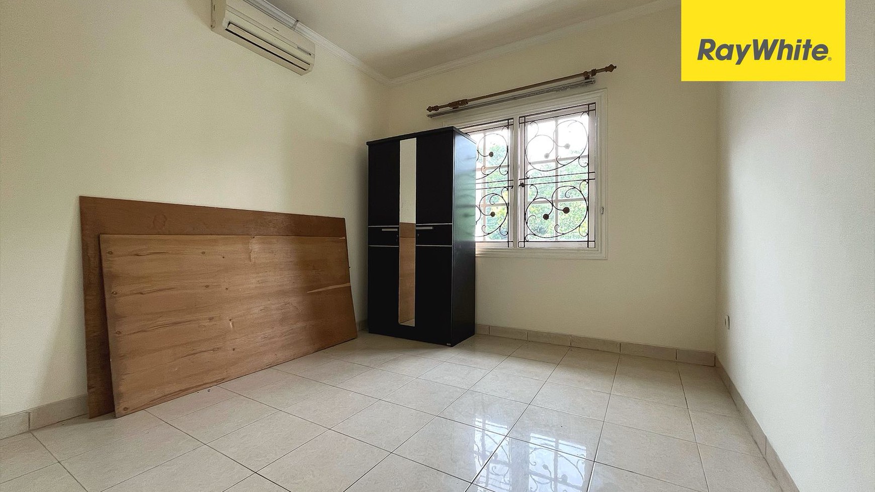 Rumah Halaman Luas di Kota Wisata, Cibubur