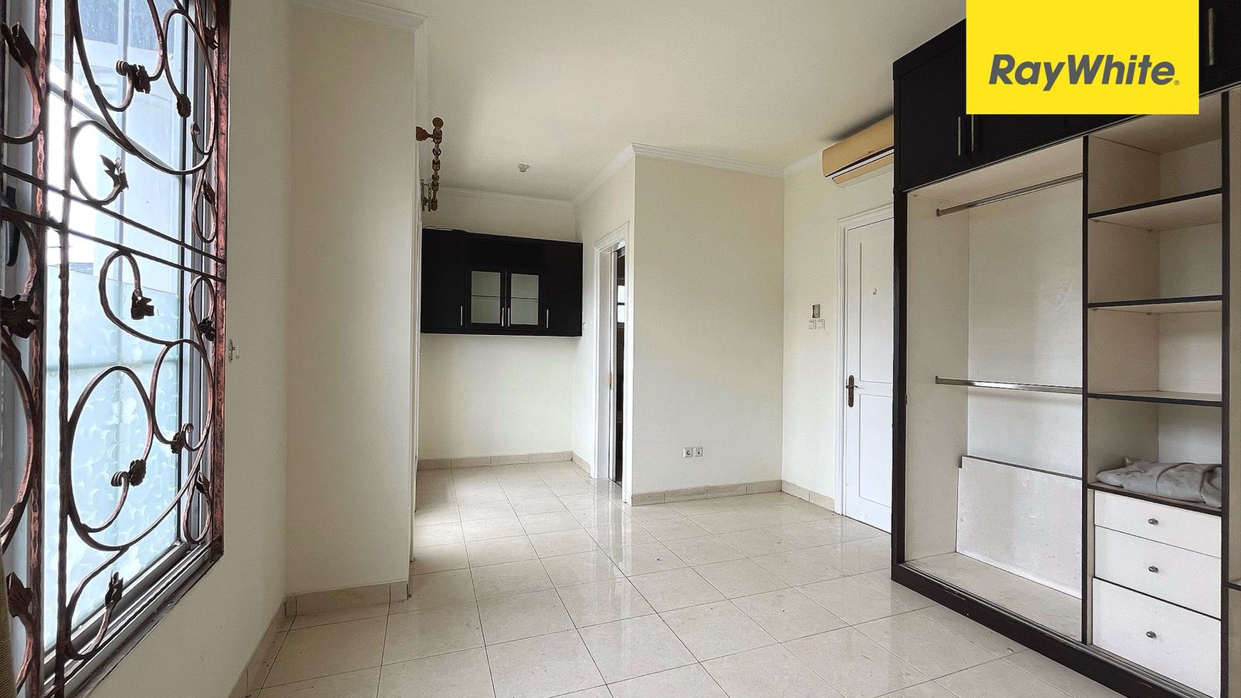 Rumah Halaman Luas di Kota Wisata, Cibubur