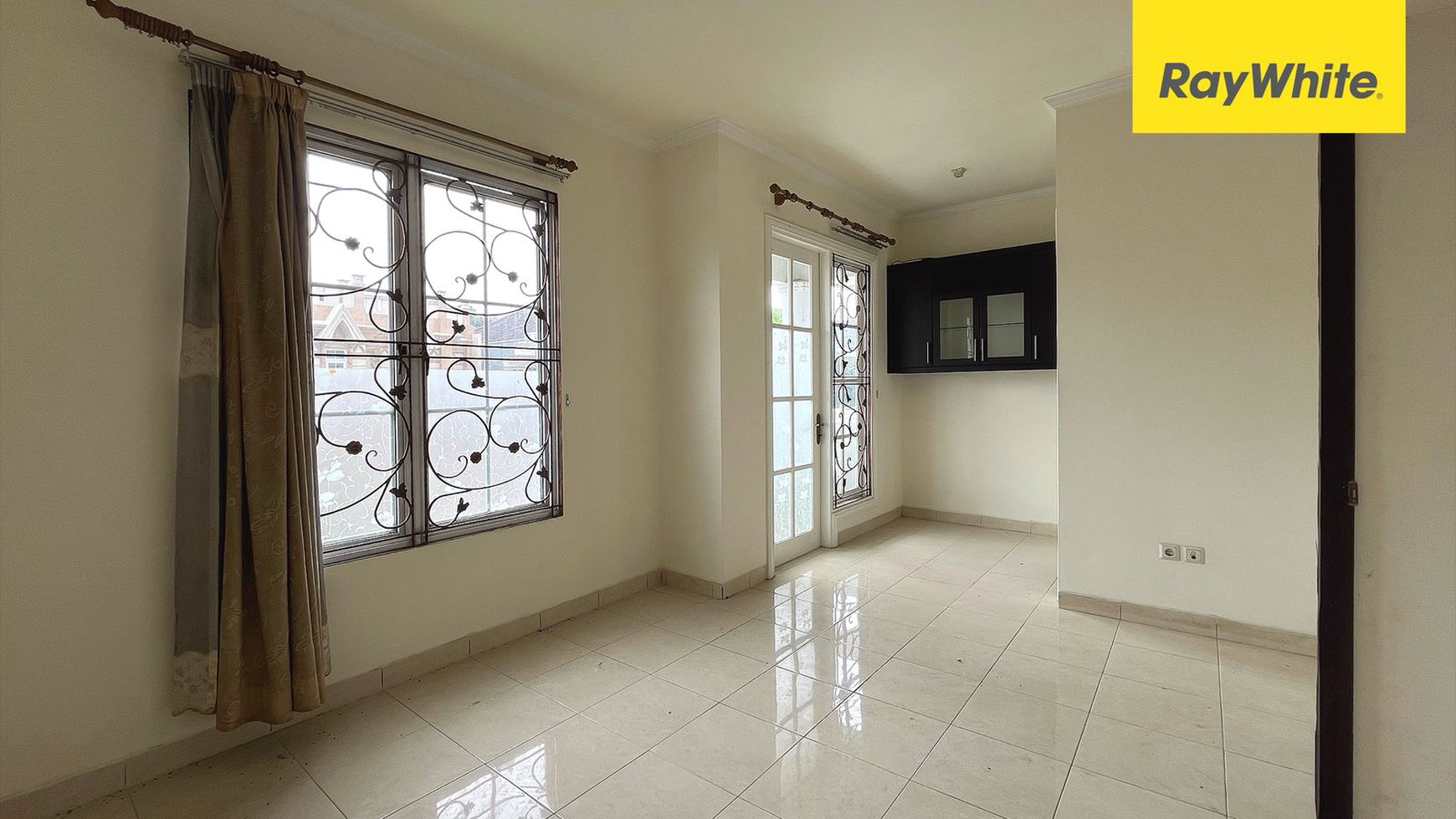 Rumah Halaman Luas di Kota Wisata, Cibubur