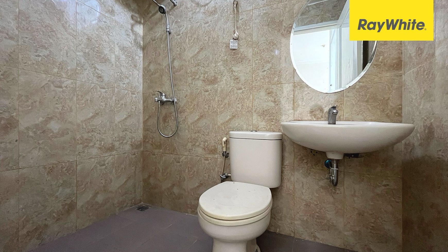 Rumah Halaman Luas di Kota Wisata, Cibubur