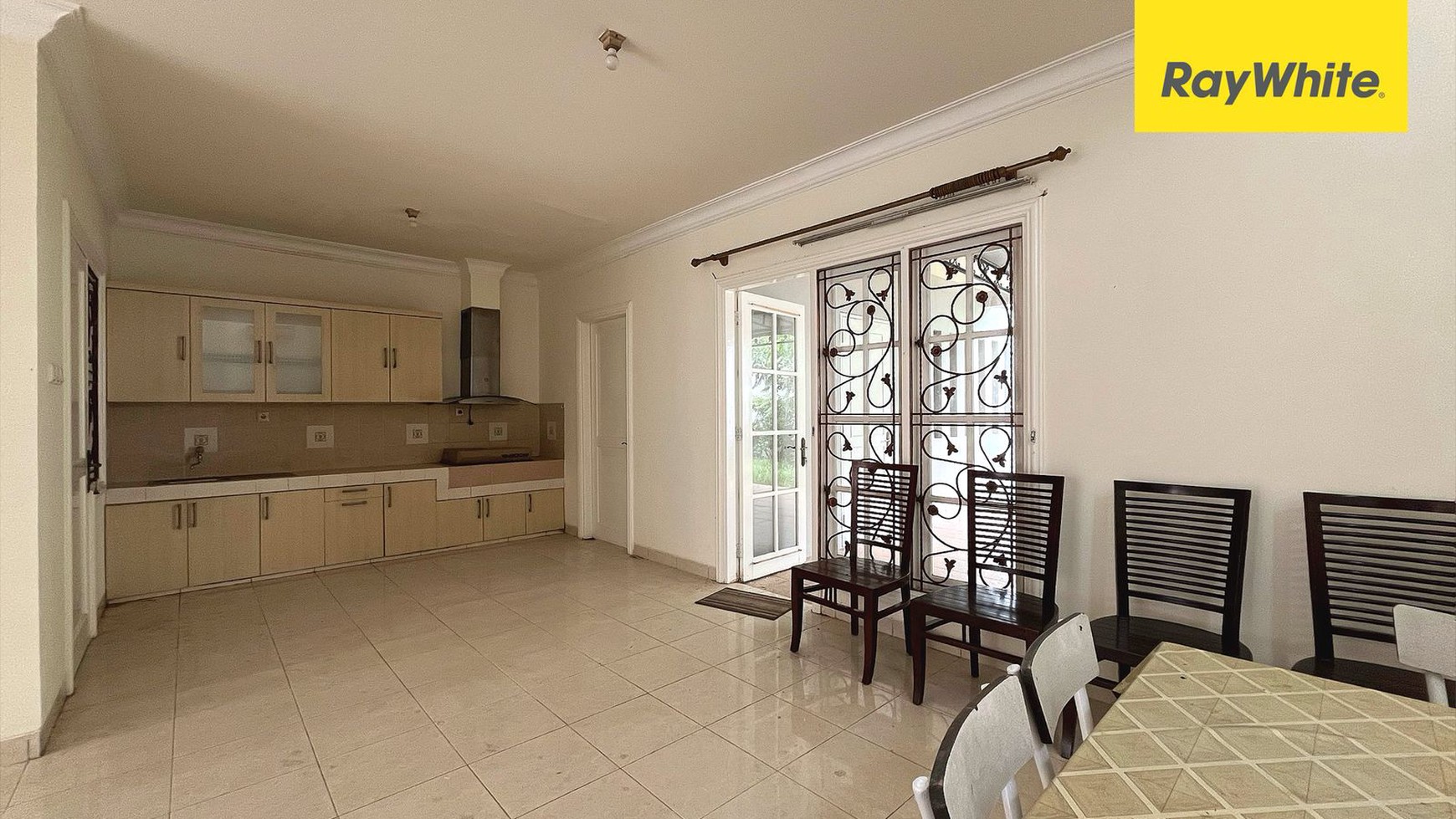 Rumah Halaman Luas di Kota Wisata, Cibubur