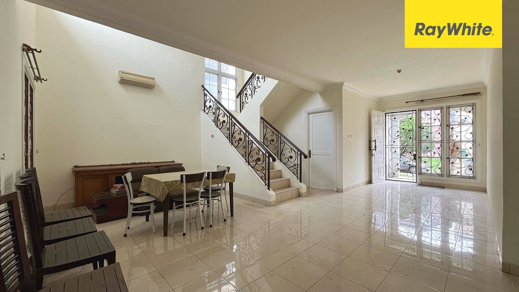 Rumah Halaman Luas di Kota Wisata, Cibubur