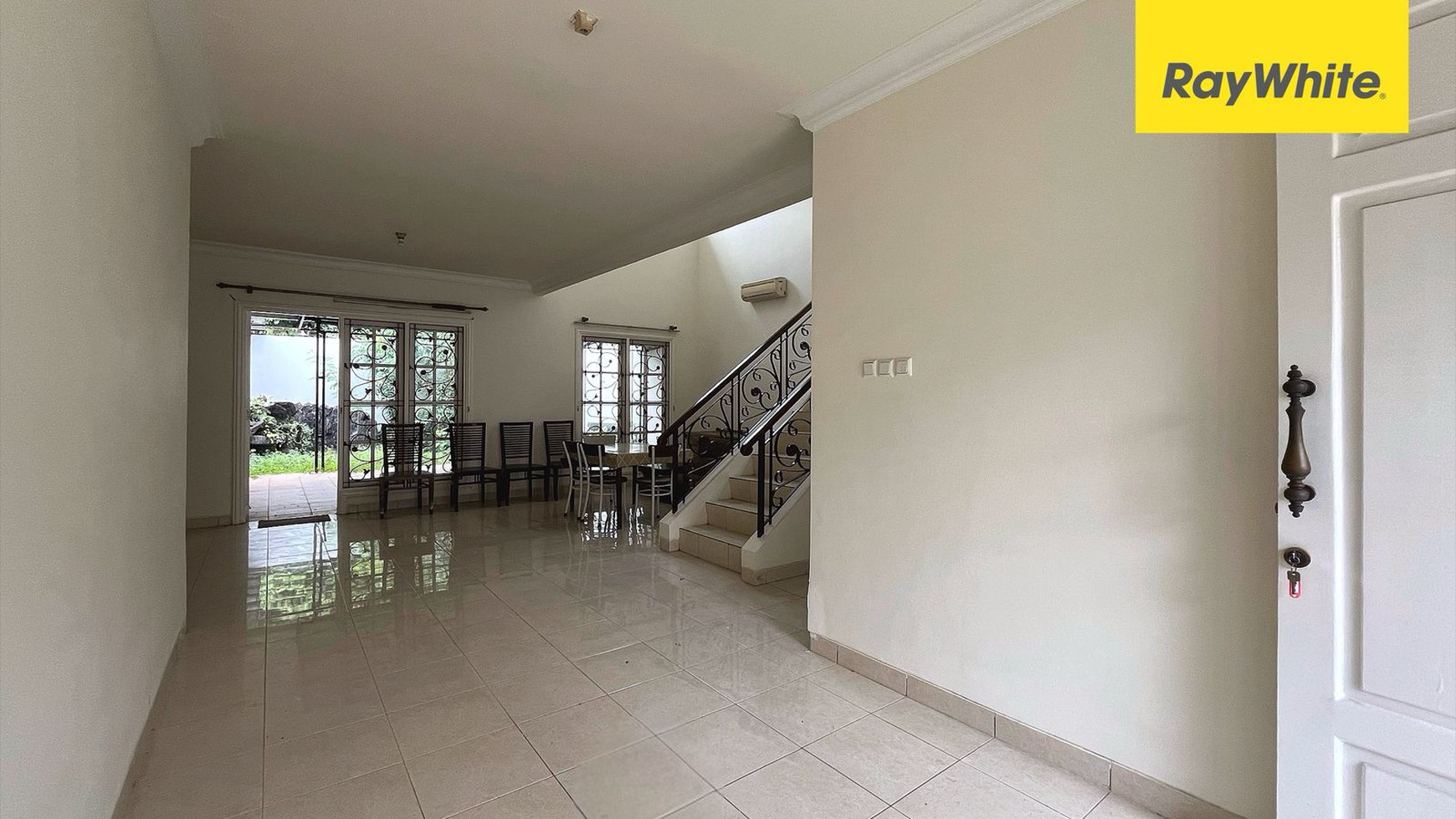 Rumah Halaman Luas di Kota Wisata, Cibubur