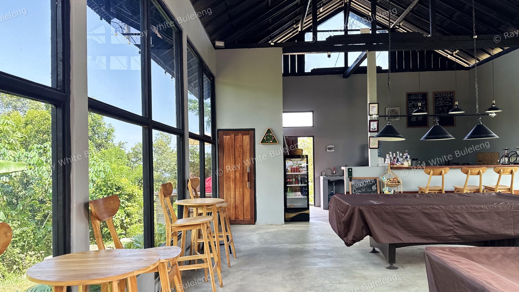 BAR & CAFE WITH BILLIARD, SEA VIEW, AND GREAT BUSINESS POTENTIAL!