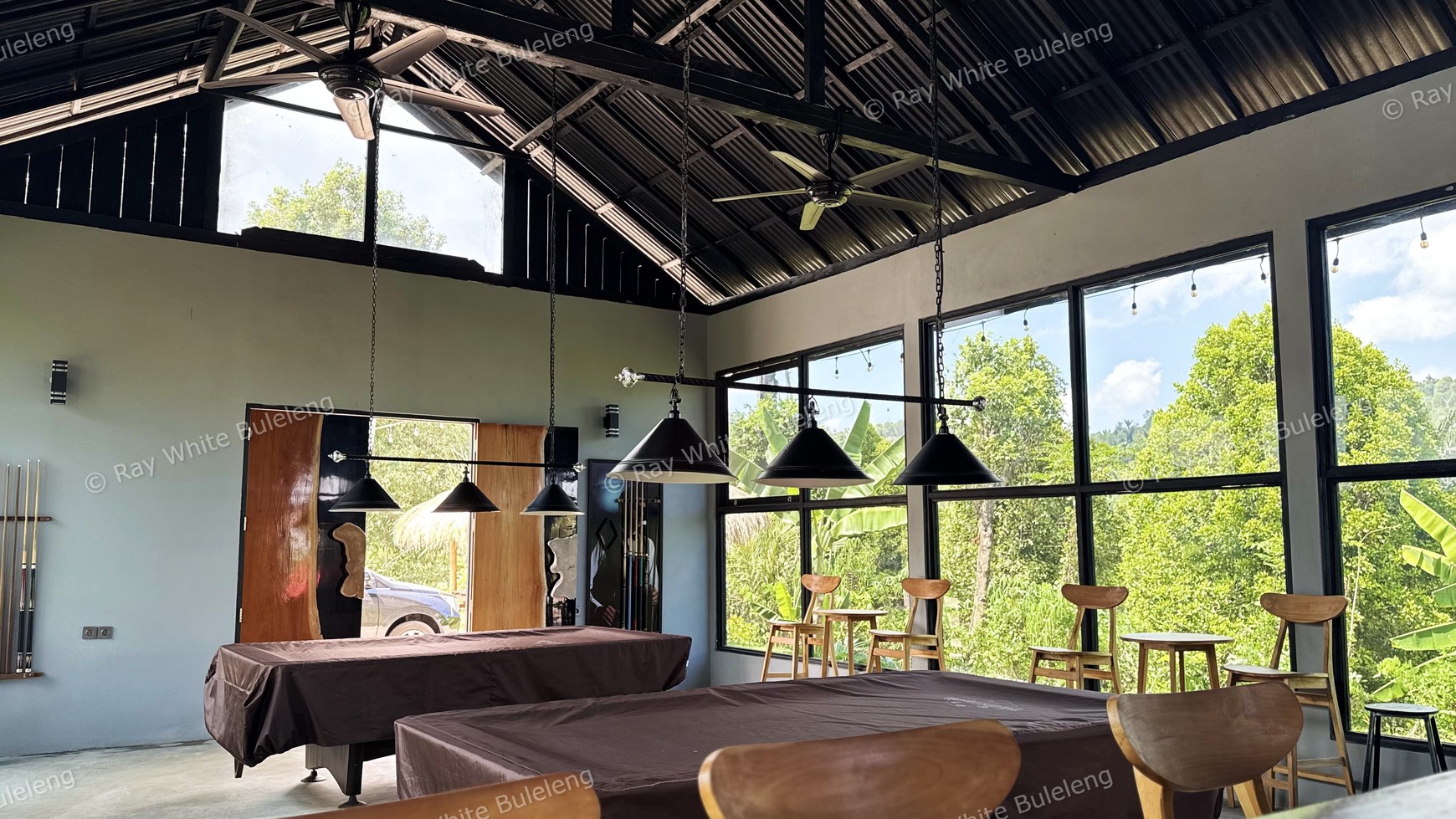 BAR & CAFE WITH BILLIARD, SEA VIEW, AND GREAT BUSINESS POTENTIAL!
