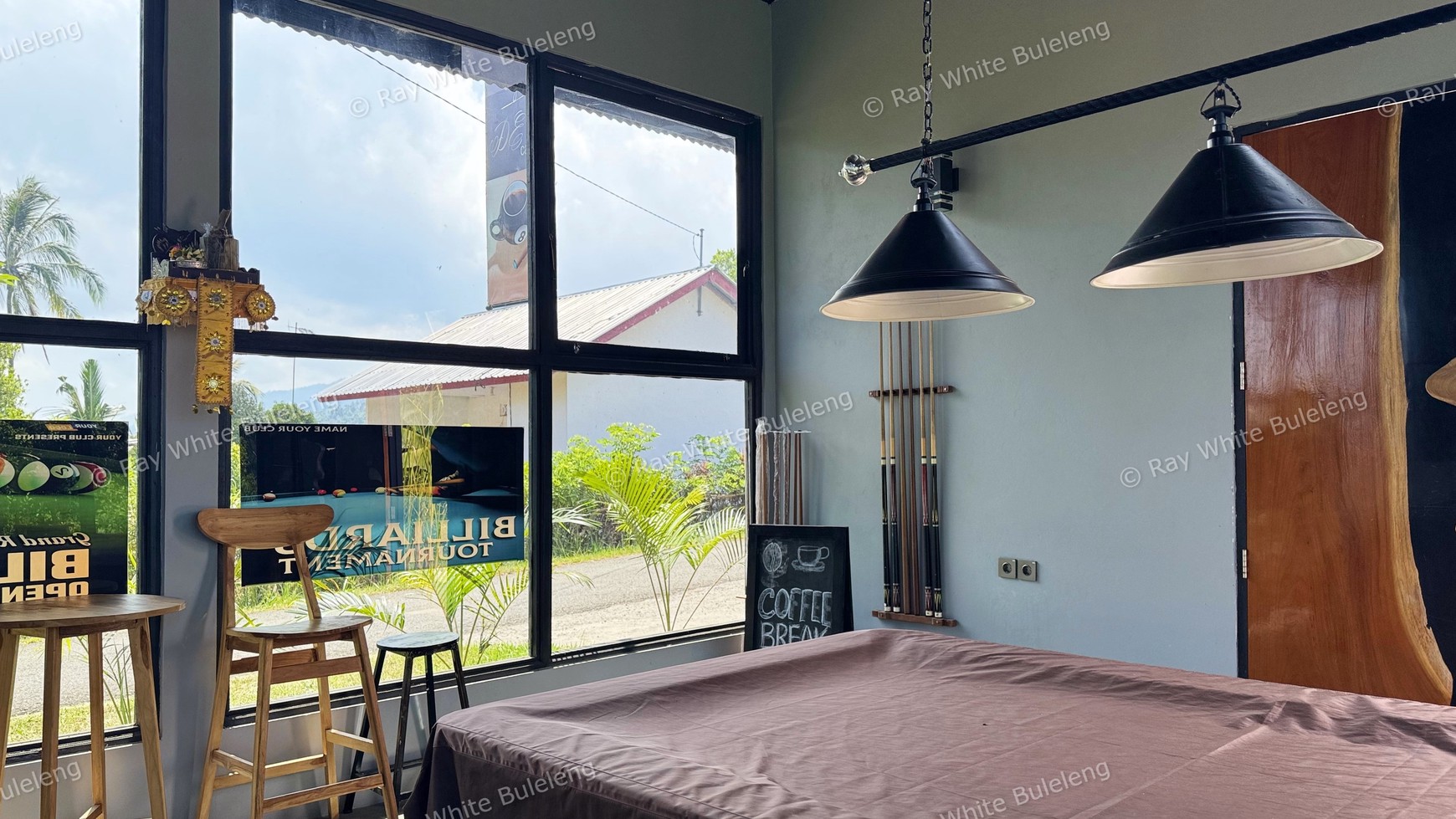 BAR & CAFE WITH BILLIARD, SEA VIEW, AND GREAT BUSINESS POTENTIAL!