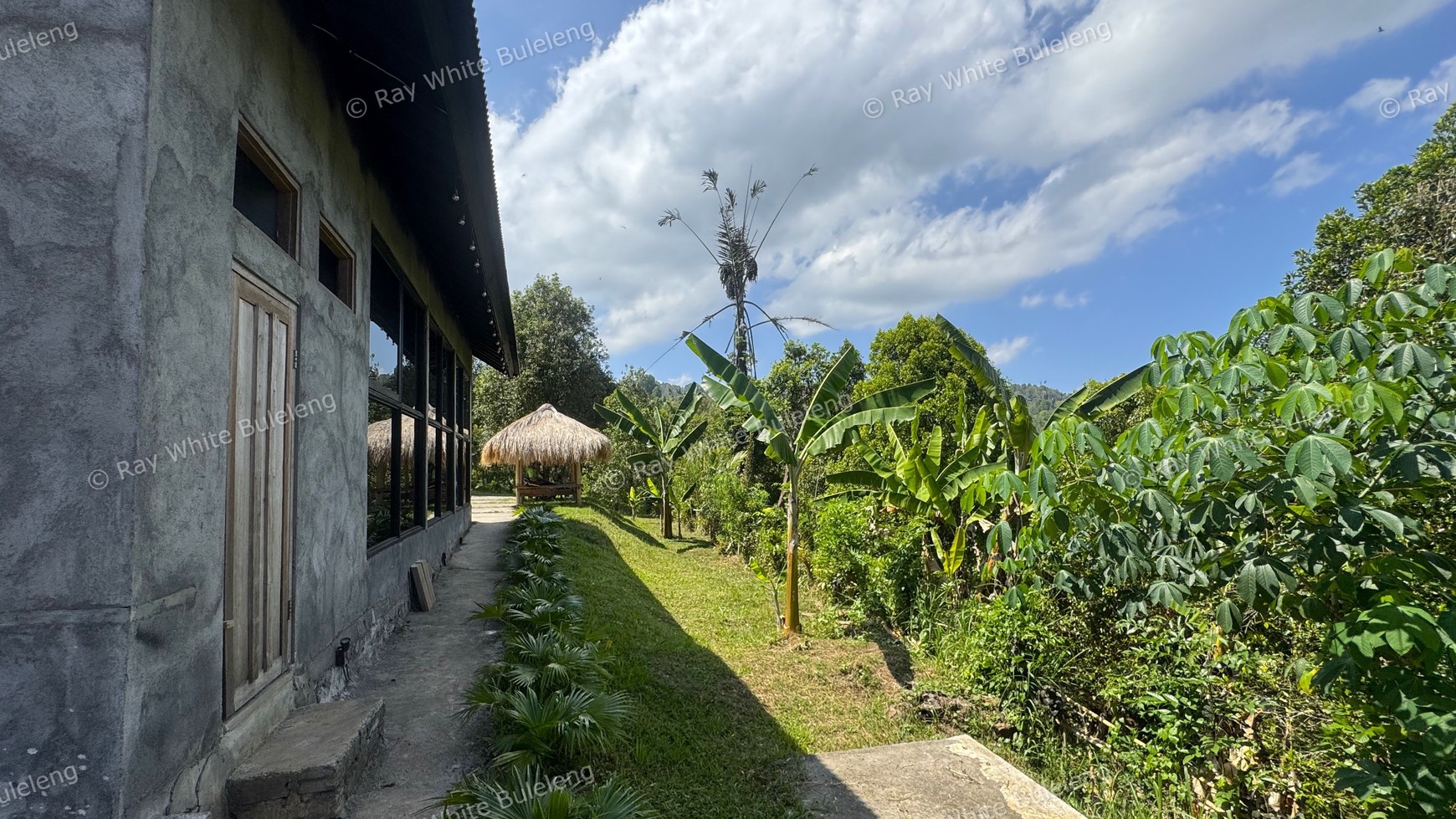 BAR & CAFE WITH BILLIARD, SEA VIEW, AND GREAT BUSINESS POTENTIAL!