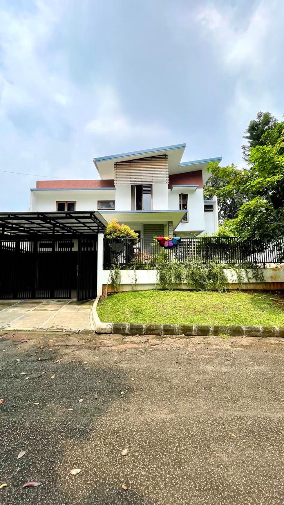 Rumah Split Level (2Level) Siap Huni dan Lokasi Strategis @Bintaro Sektor 7.
