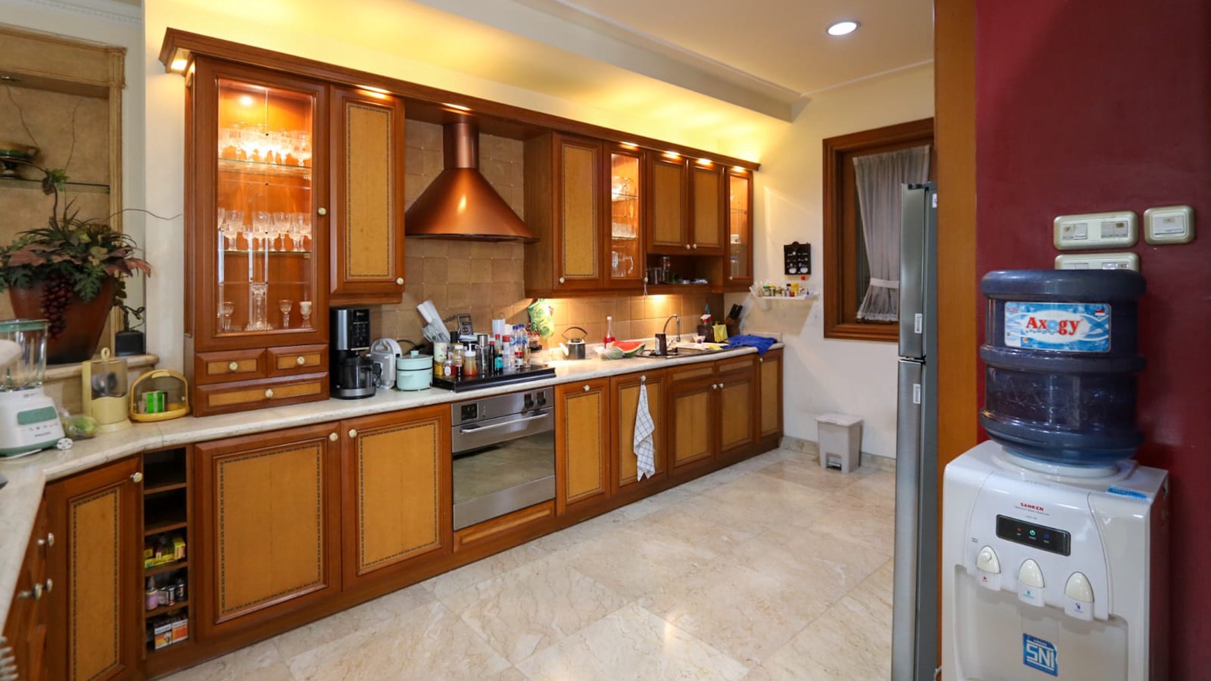 RUMAH MEWAH DESAIN LUXURY TROPICAL STRATEGIS DI PONDOK INDAH