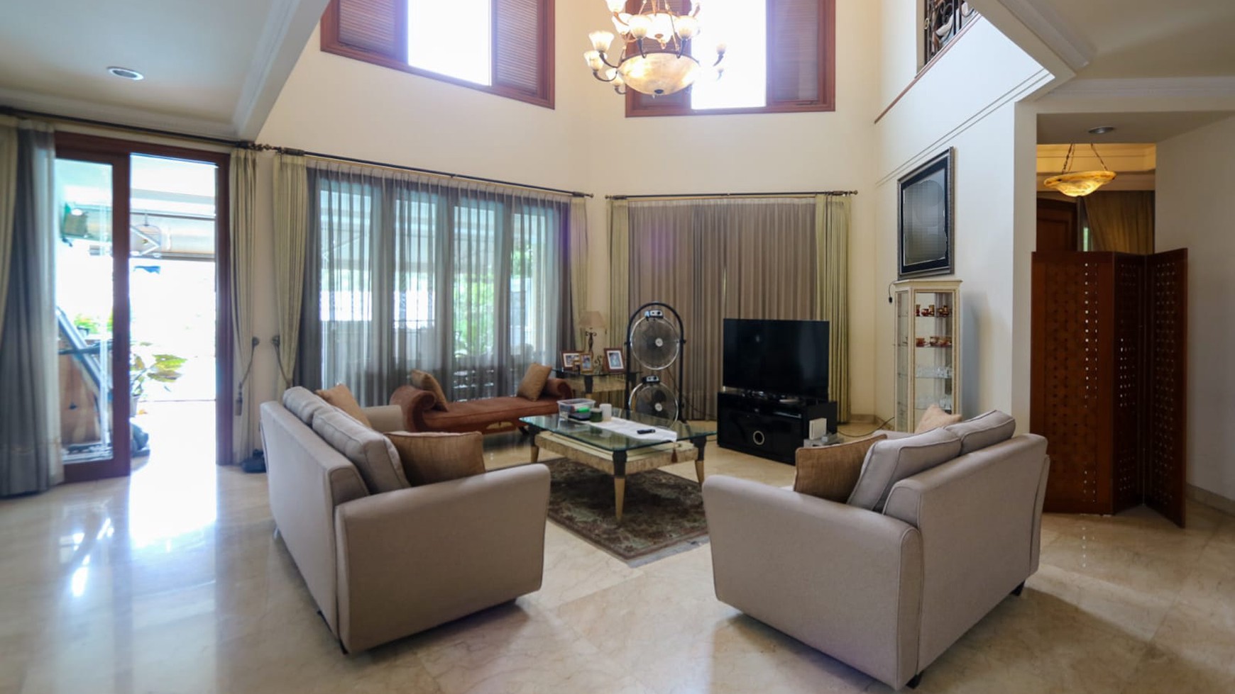 RUMAH MEWAH DESAIN LUXURY TROPICAL STRATEGIS DI PONDOK INDAH