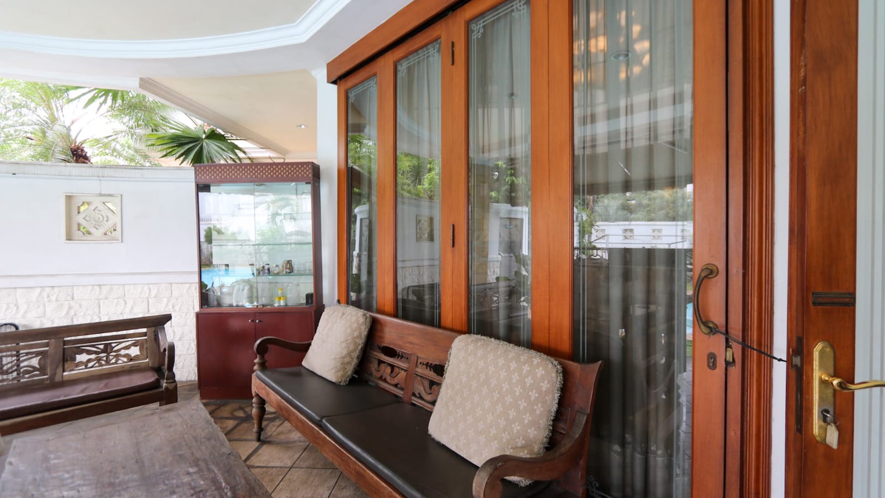 RUMAH MEWAH DESAIN LUXURY TROPICAL STRATEGIS DI PONDOK INDAH