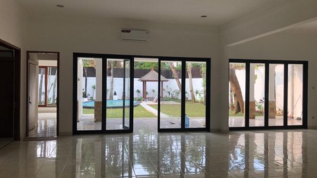 Di Sewakan Rumah Megah Cantik Siap Huni Nyaman Lokasi Stategis @Jakarta Selatan