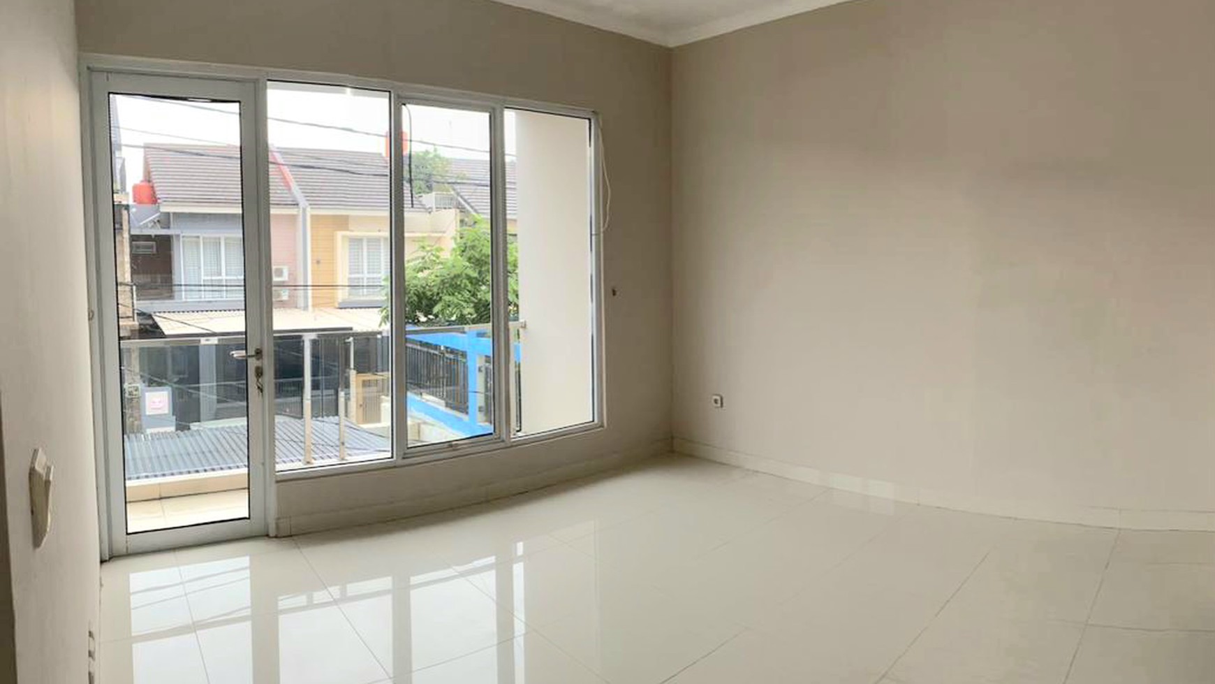 Rumah Duta Garden Cluster Beverly Hills, Benda Tangerang