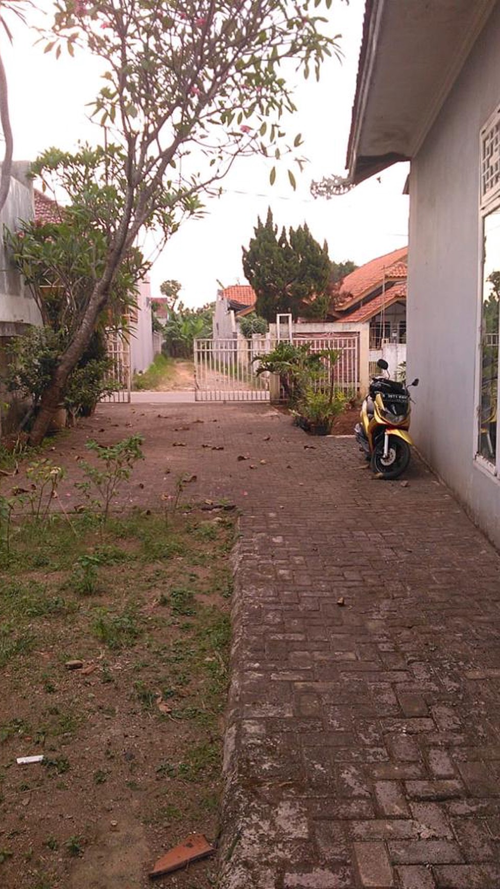 Rumah asri 1 lantai siap huni dan luas tanah kosong nya besar di Cimanggis Depok