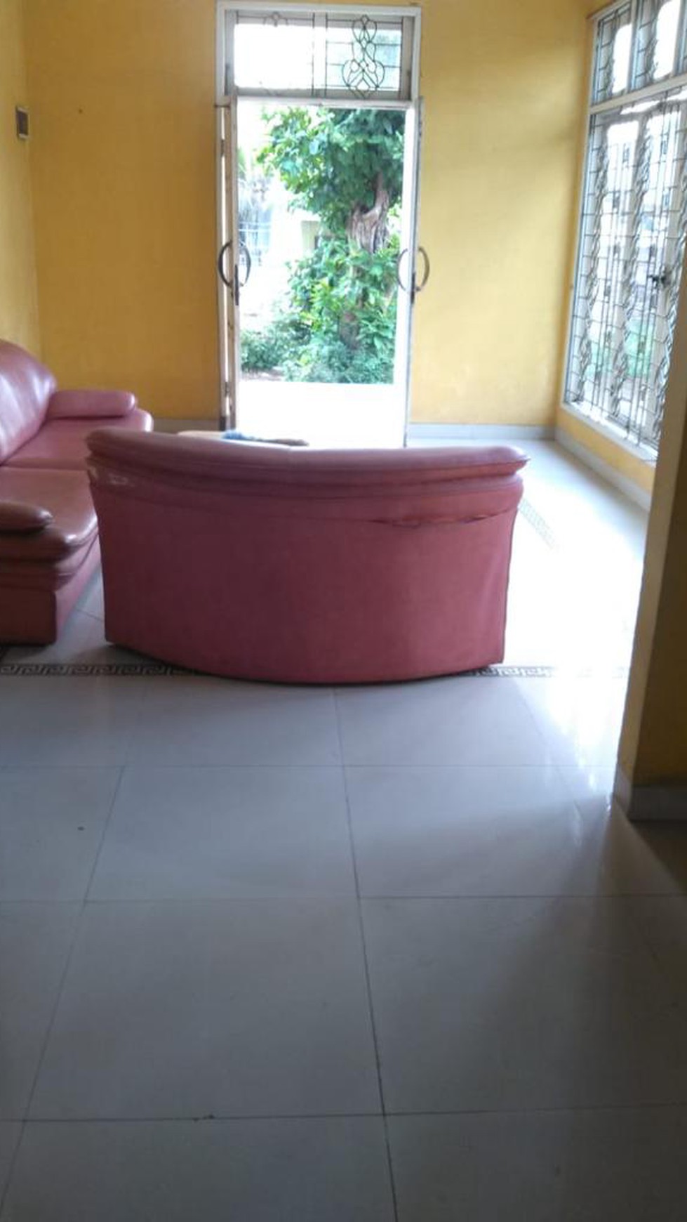 Rumah asri 1 lantai siap huni dan luas tanah kosong nya besar di Cimanggis Depok