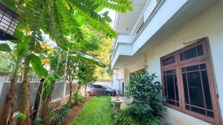 Rumah Luas 400m&#xb2; Layout Nyaman dan Plong Dengan Row Jalan Lebar di Cinere