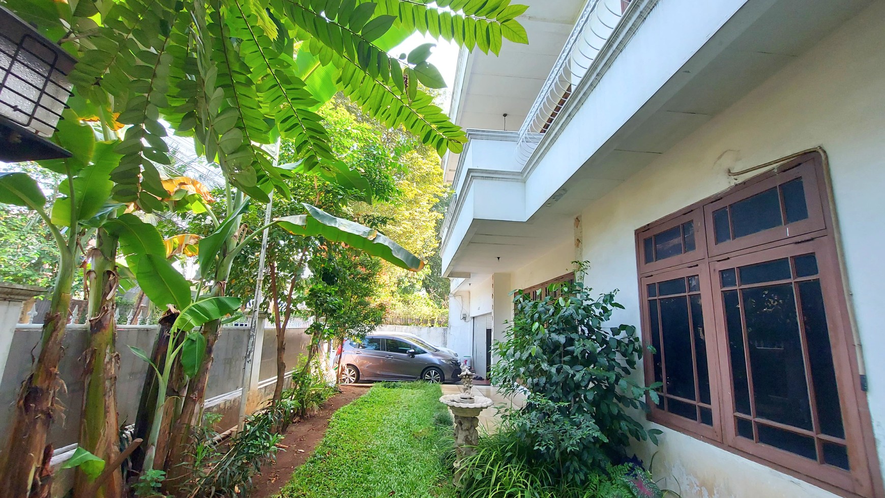 Rumah Luas 400m&#xb2; Layout Nyaman dan Plong Dengan Row Jalan Lebar di Cinere