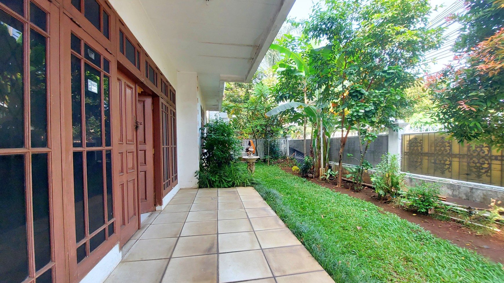 Rumah Luas 400m&#xb2; Layout Nyaman dan Plong Dengan Row Jalan Lebar di Cinere