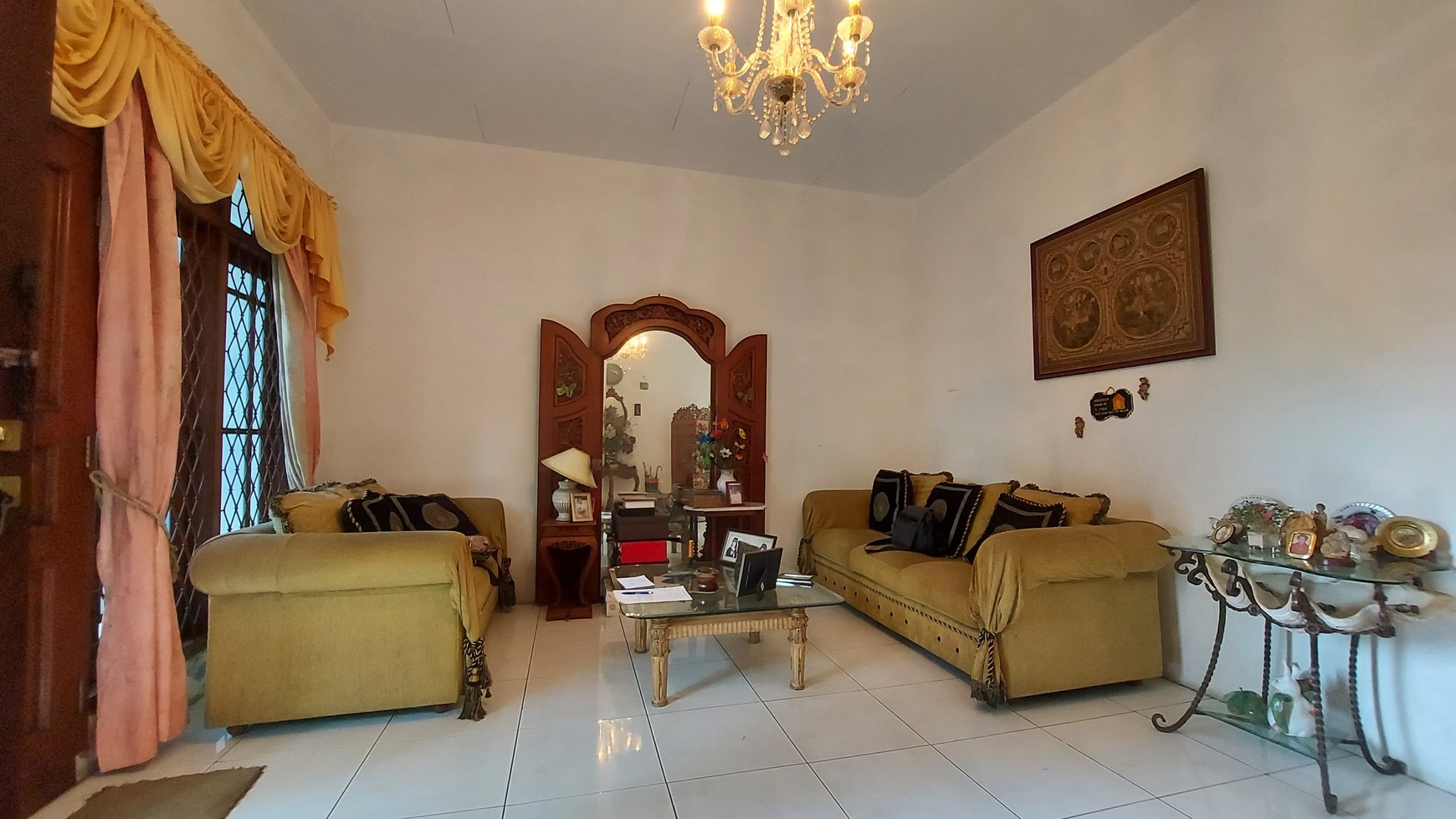 Rumah Luas 400m&#xb2; Layout Nyaman dan Plong Dengan Row Jalan Lebar di Cinere