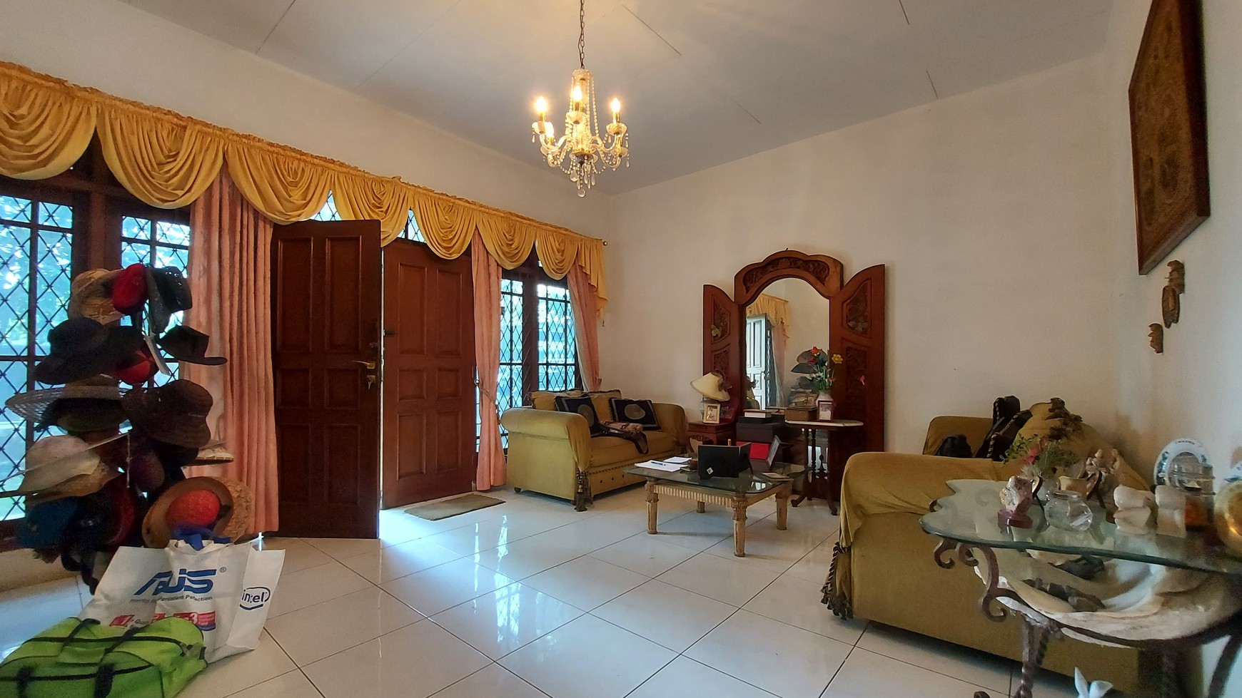 Rumah Luas 400m&#xb2; Layout Nyaman dan Plong Dengan Row Jalan Lebar di Cinere