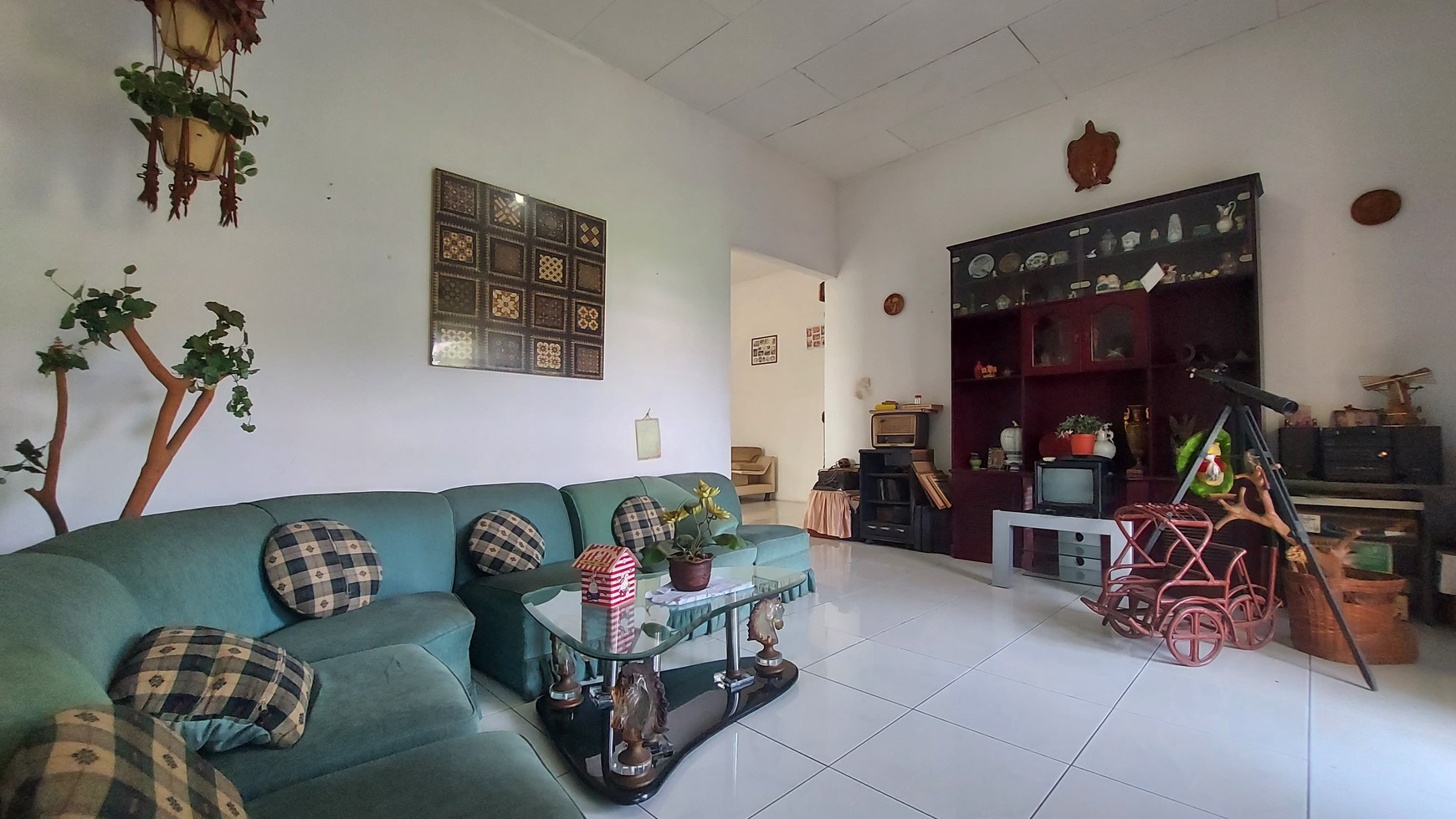 Rumah Luas 400m&#xb2; Layout Nyaman dan Plong Dengan Row Jalan Lebar di Cinere