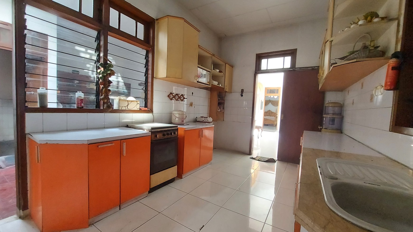 Rumah Luas 400m&#xb2; Layout Nyaman dan Plong Dengan Row Jalan Lebar di Cinere