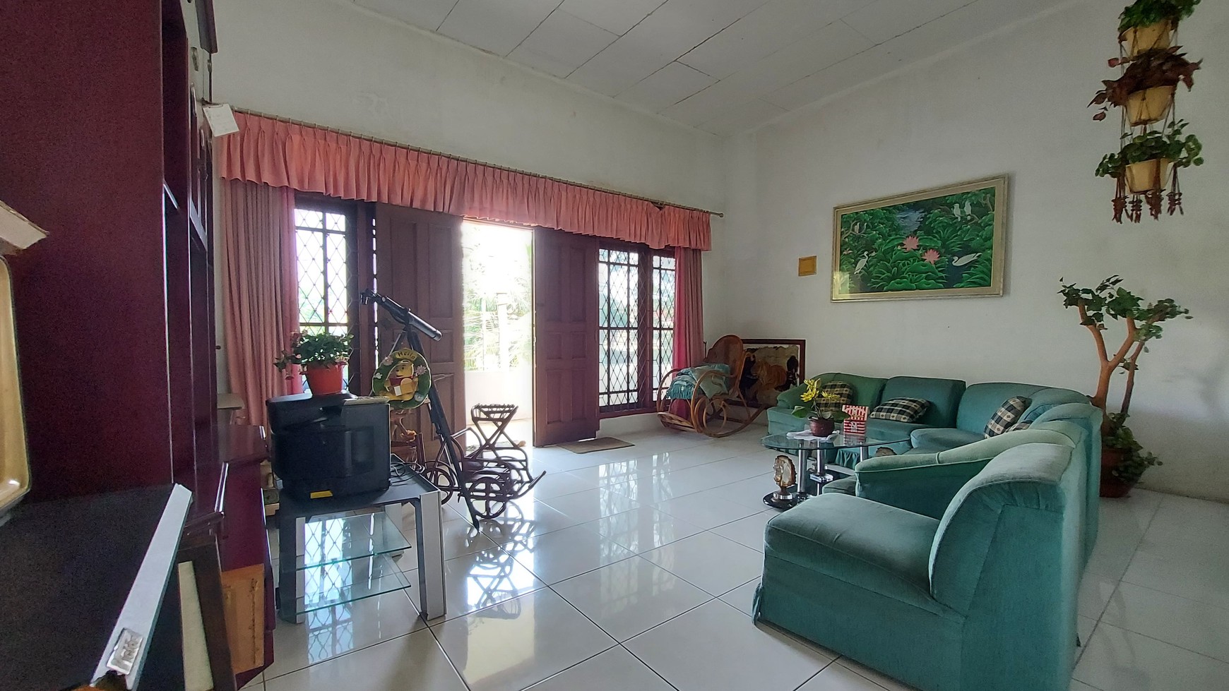 Rumah Luas 400m&#xb2; Layout Nyaman dan Plong Dengan Row Jalan Lebar di Cinere