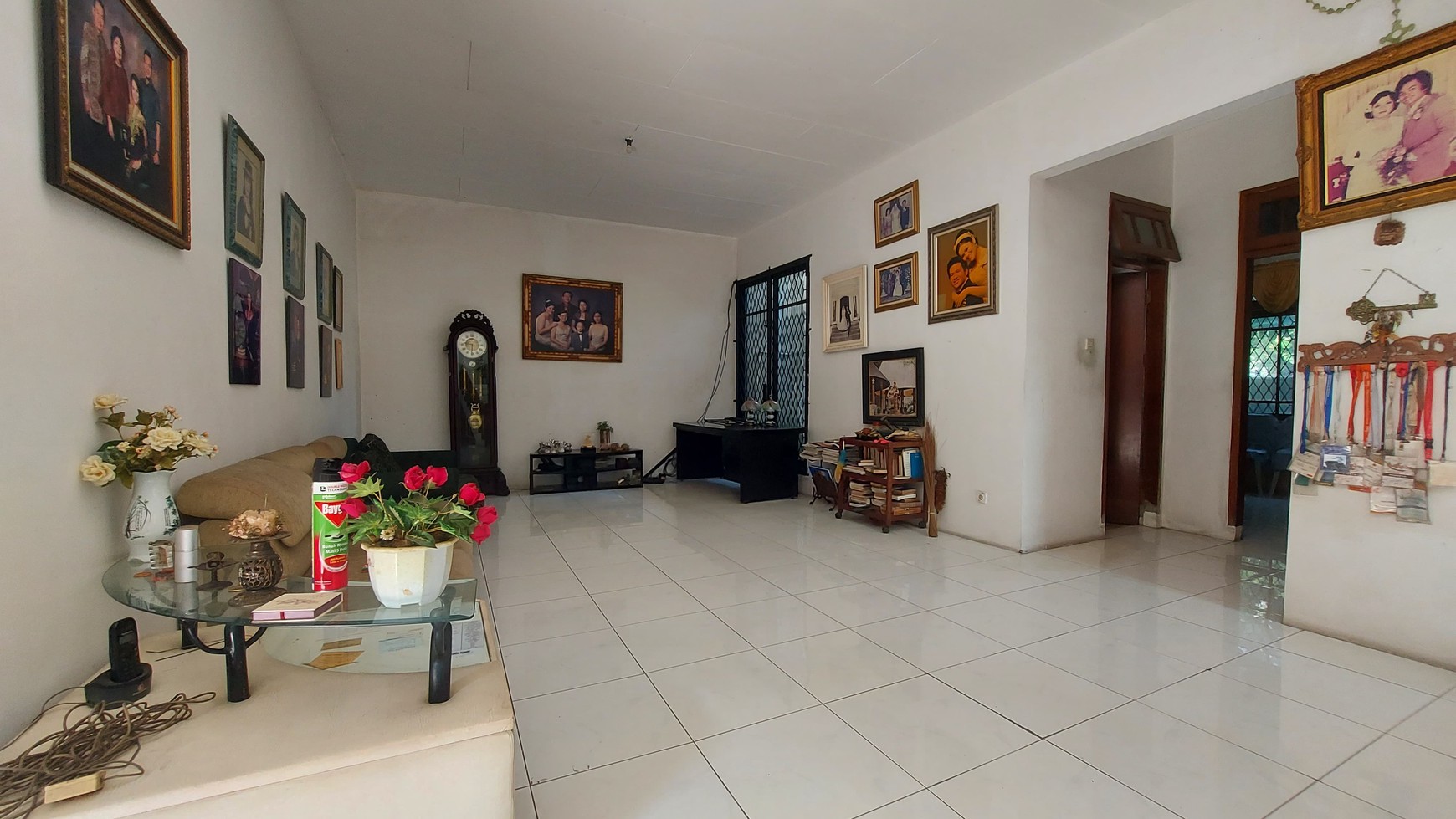 Rumah Luas 400m&#xb2; Layout Nyaman dan Plong Dengan Row Jalan Lebar di Cinere