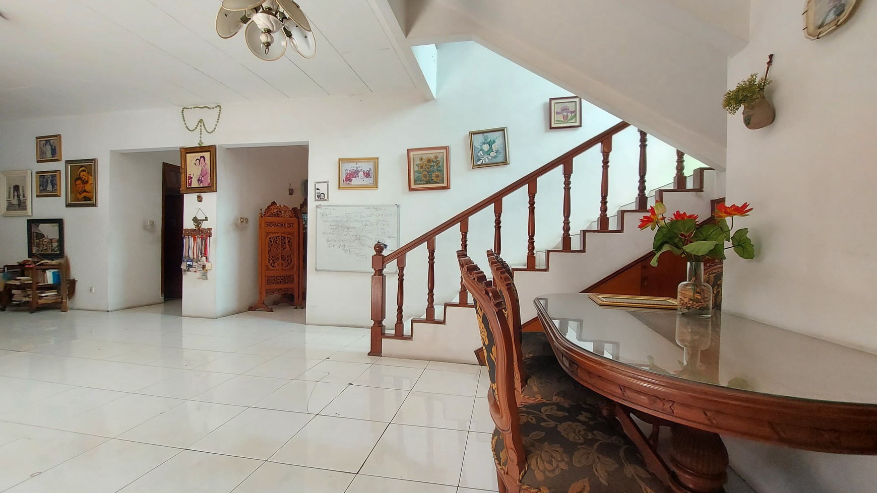 Rumah Luas 400m&#xb2; Layout Nyaman dan Plong Dengan Row Jalan Lebar di Cinere