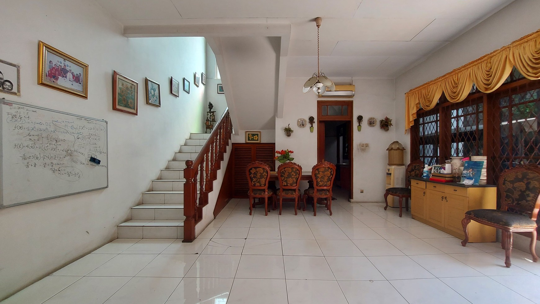 Rumah Luas 400m&#xb2; Layout Nyaman dan Plong Dengan Row Jalan Lebar di Cinere