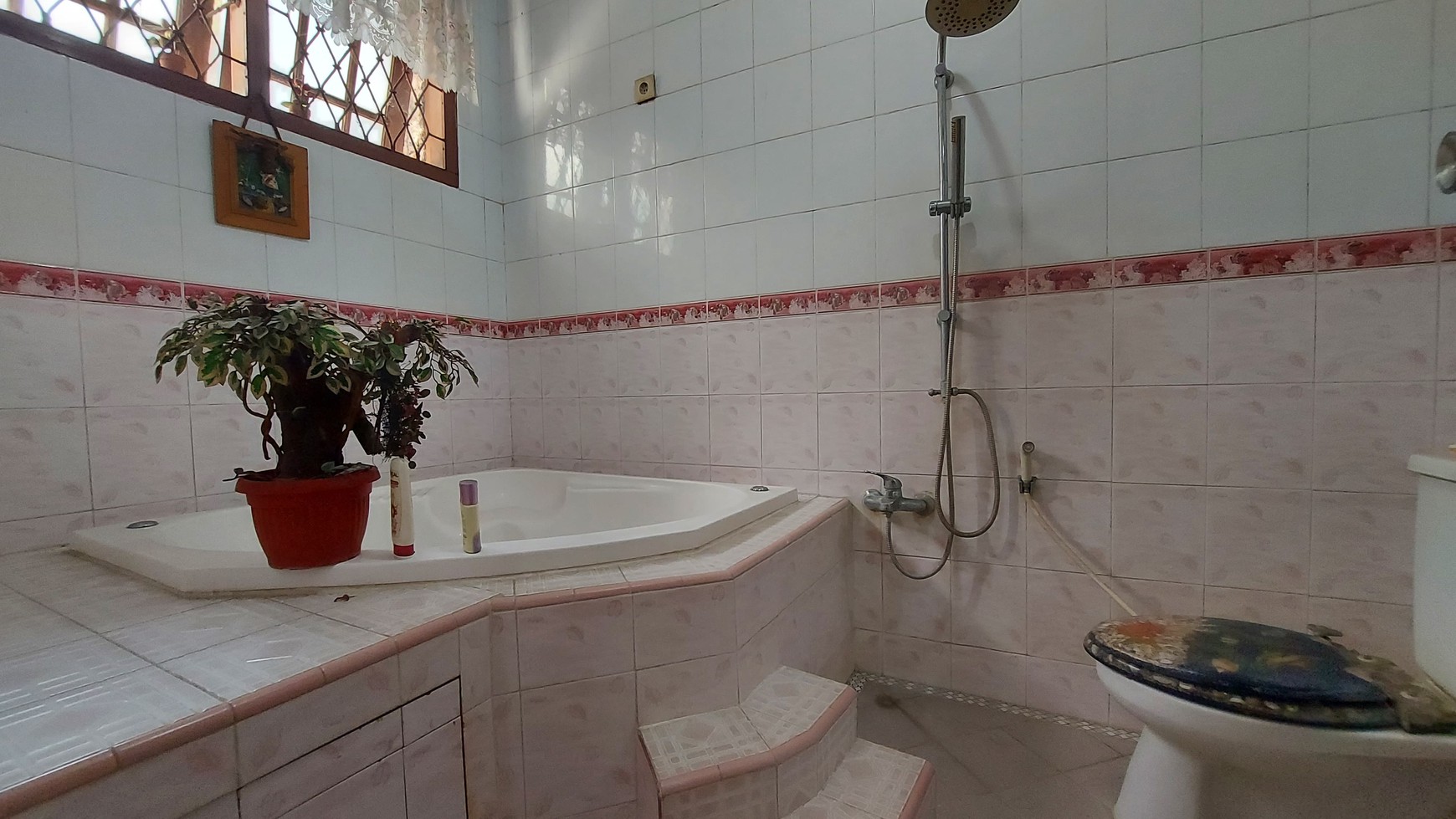 Rumah Luas 400m&#xb2; Layout Nyaman dan Plong Dengan Row Jalan Lebar di Cinere