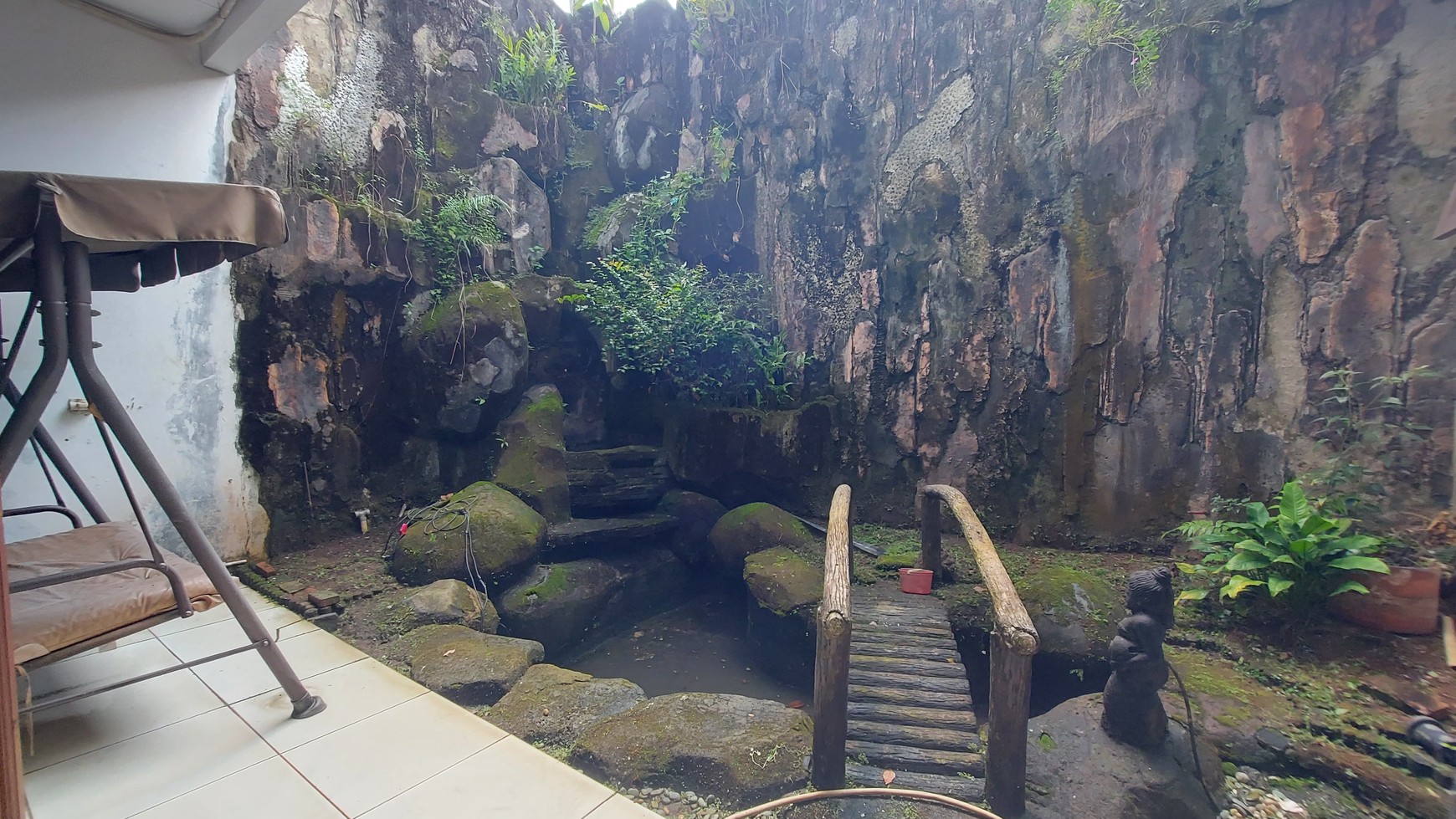 Rumah Luas 400m&#xb2; Layout Nyaman dan Plong Dengan Row Jalan Lebar di Cinere