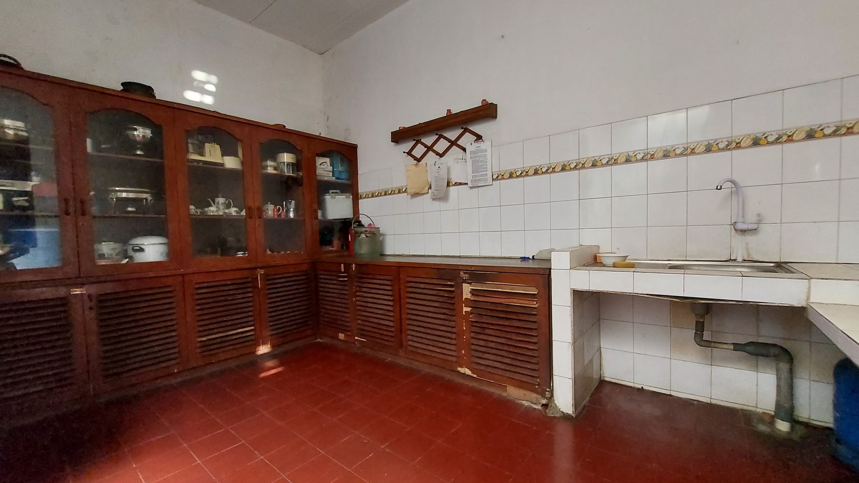 Rumah Luas 400m&#xb2; Layout Nyaman dan Plong Dengan Row Jalan Lebar di Cinere