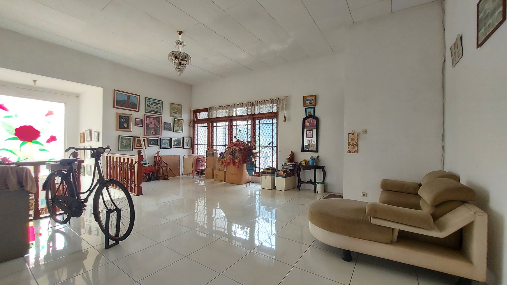 Rumah Luas 400m&#xb2; Layout Nyaman dan Plong Dengan Row Jalan Lebar di Cinere