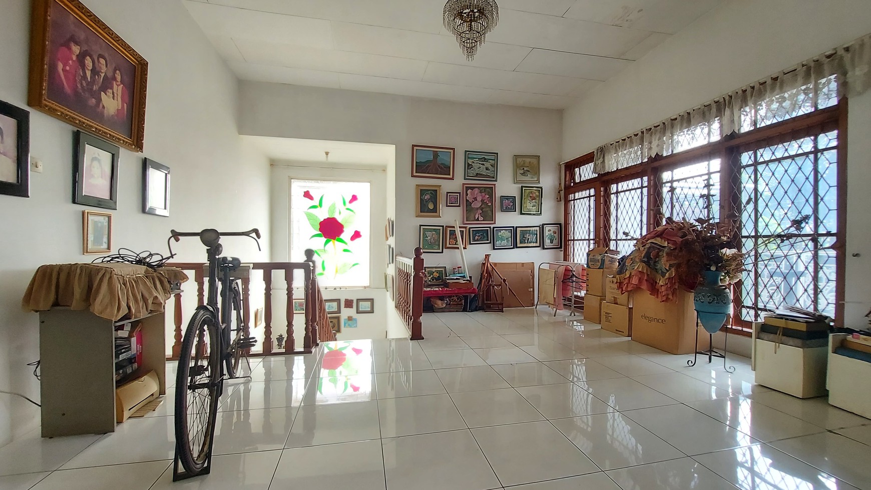 Rumah Luas 400m&#xb2; Layout Nyaman dan Plong Dengan Row Jalan Lebar di Cinere