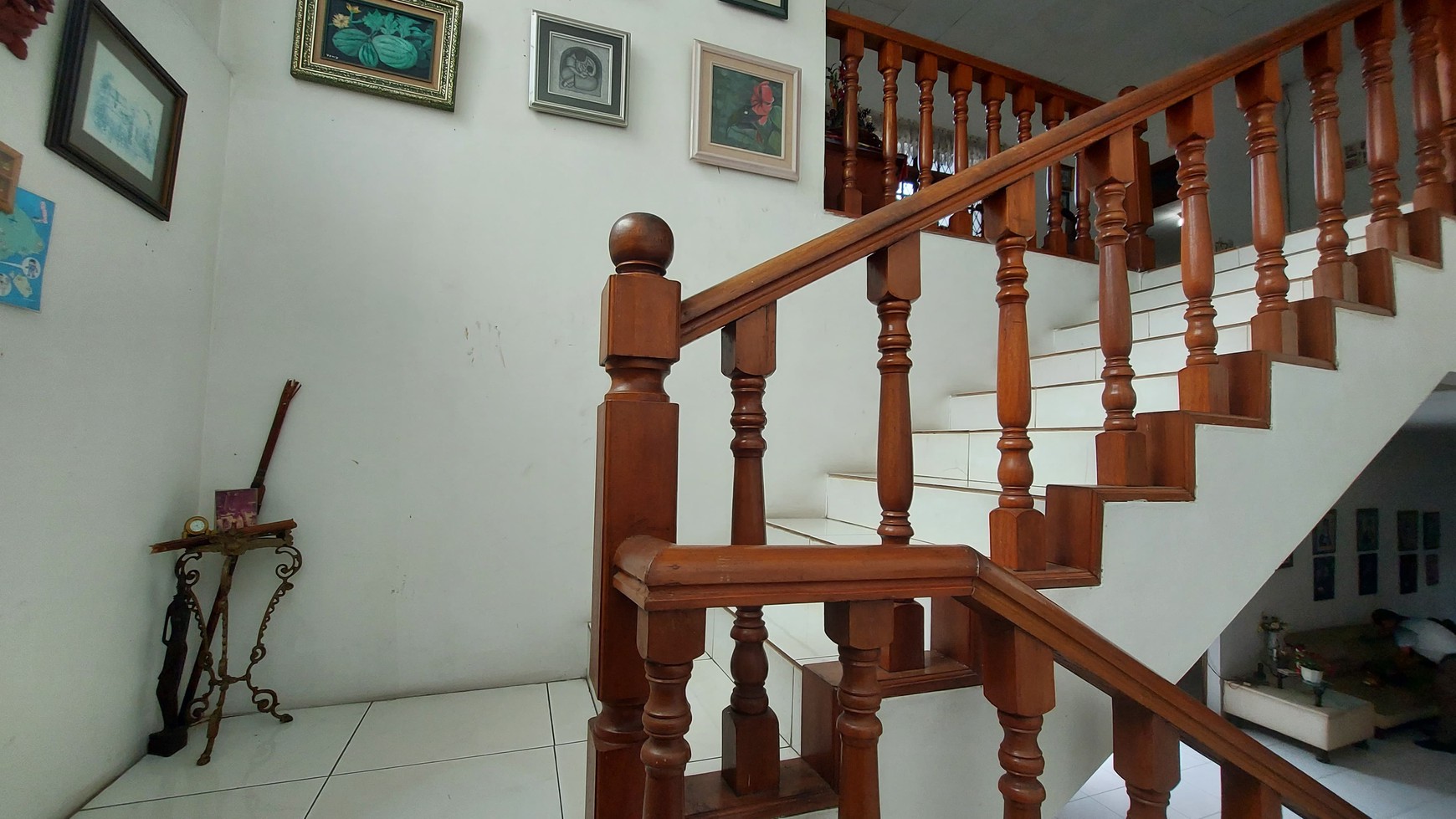 Rumah Luas 400m&#xb2; Layout Nyaman dan Plong Dengan Row Jalan Lebar di Cinere