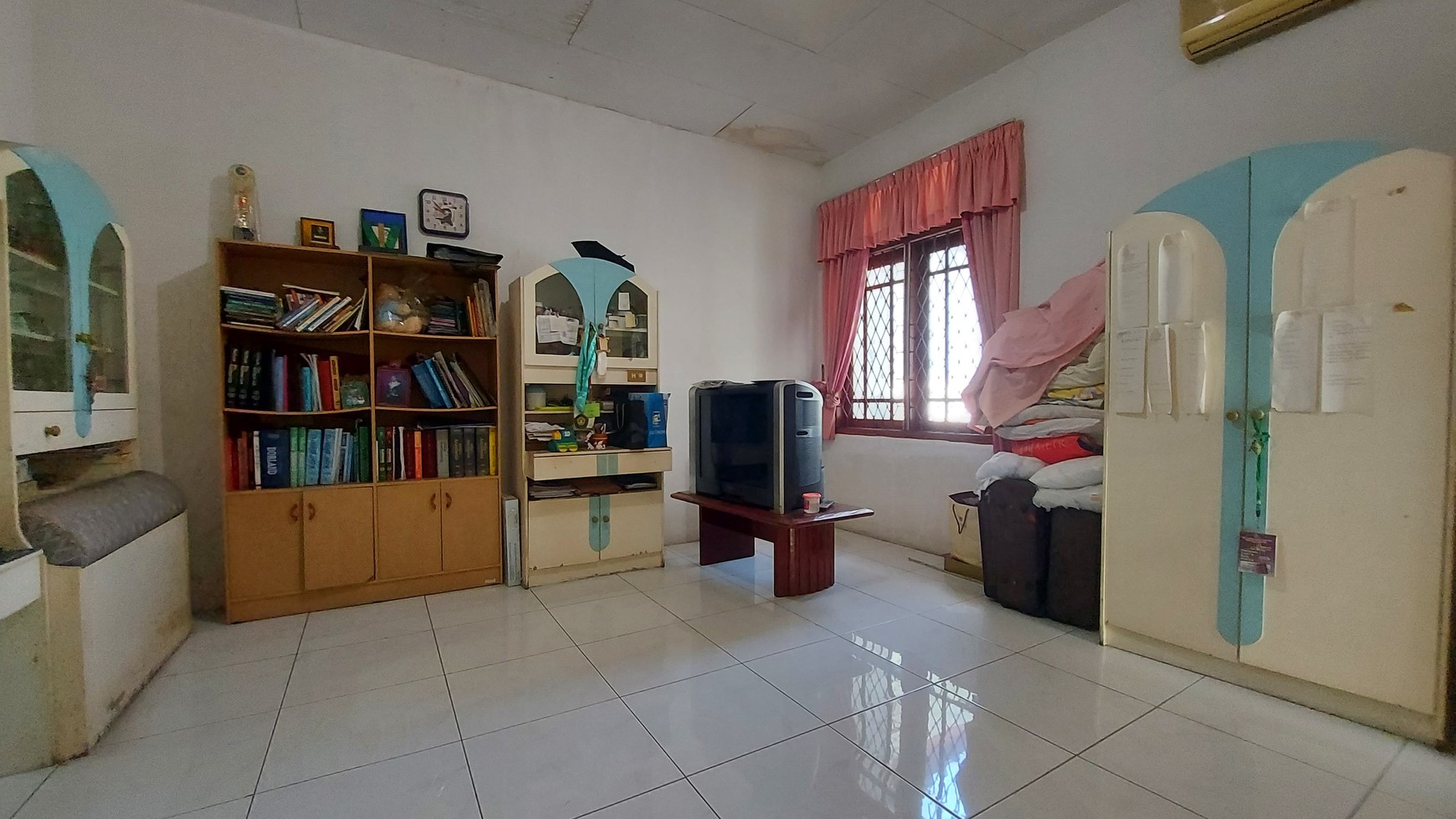 Rumah Luas 400m&#xb2; Layout Nyaman dan Plong Dengan Row Jalan Lebar di Cinere